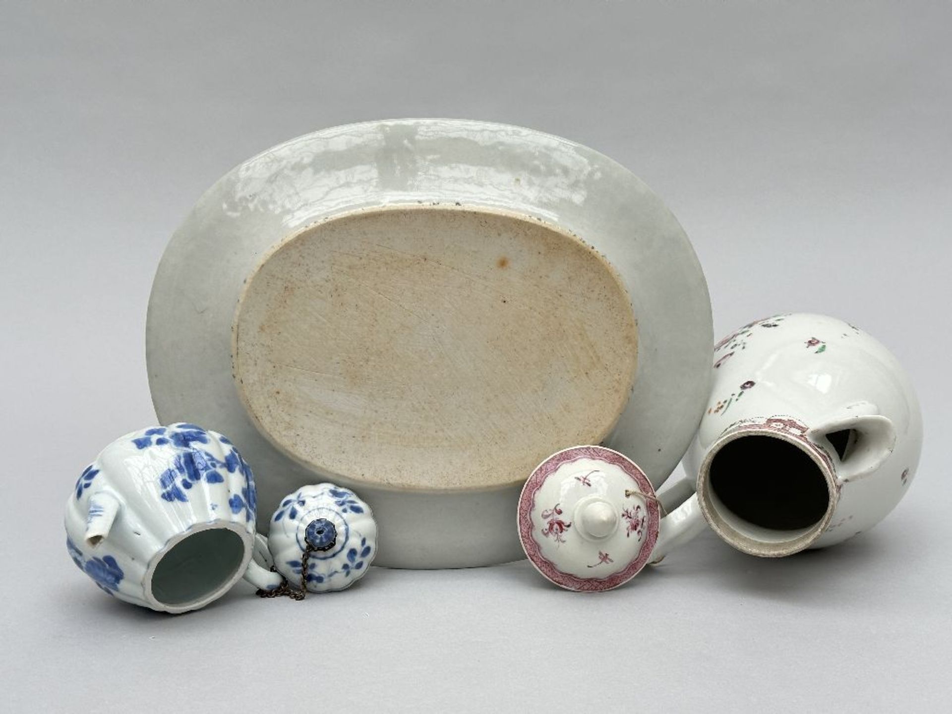 Collection of Chinese porcelain, 18th century: blue and white teapot, coffee cup and dish with monog - Image 5 of 6