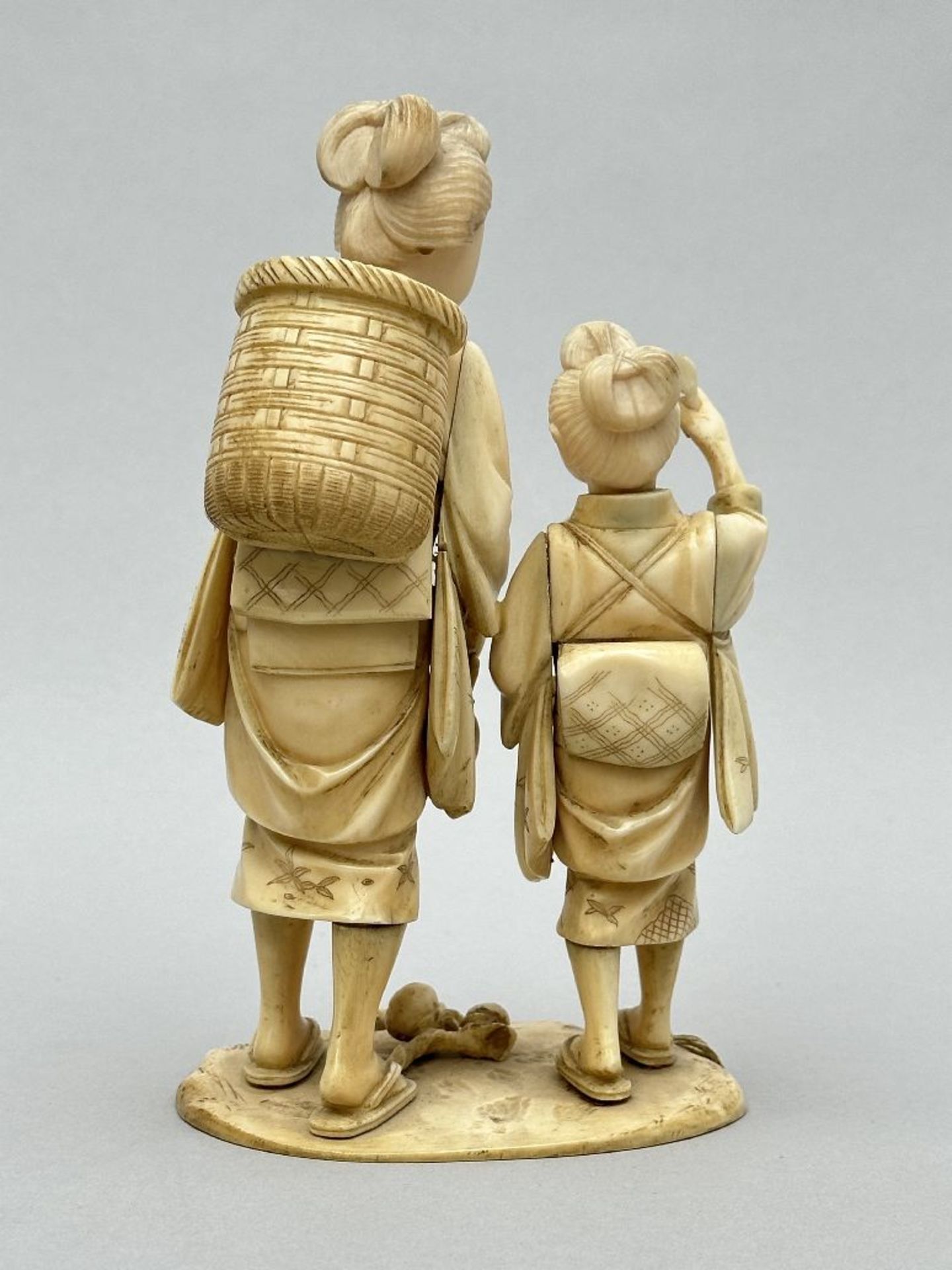 Japanese okimono 'Mother and child', Meji period (signed) - Image 4 of 6