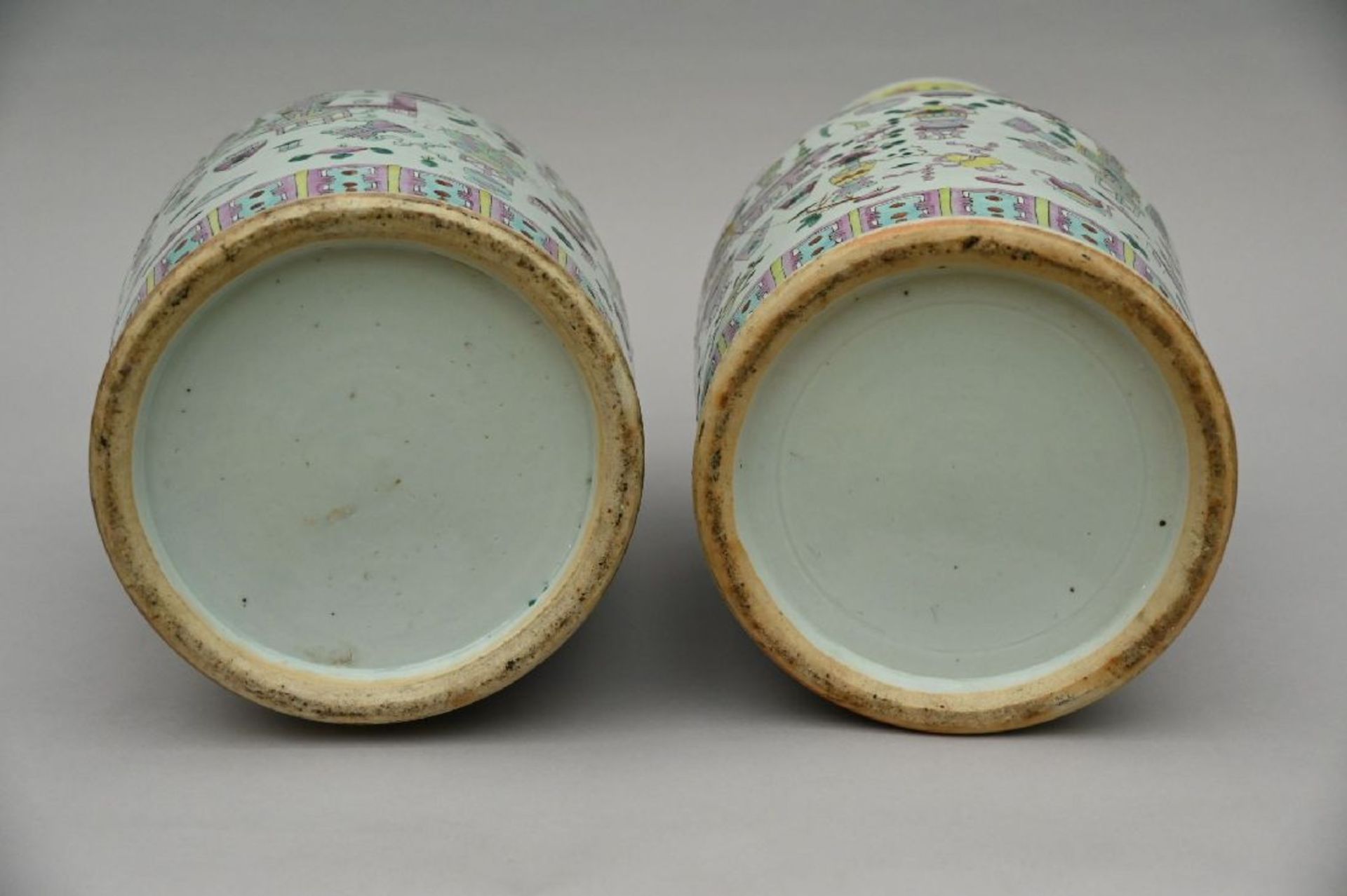 A pair of Chinese famille rose vases 'antiquities' (*) - Image 5 of 6