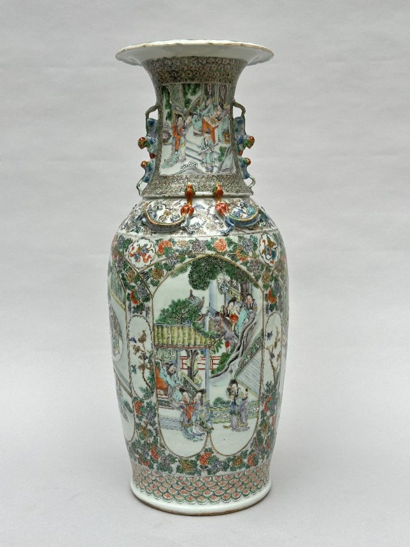 Chinese vase in verte Canton porcelain 'loving couples', 19th century (*)