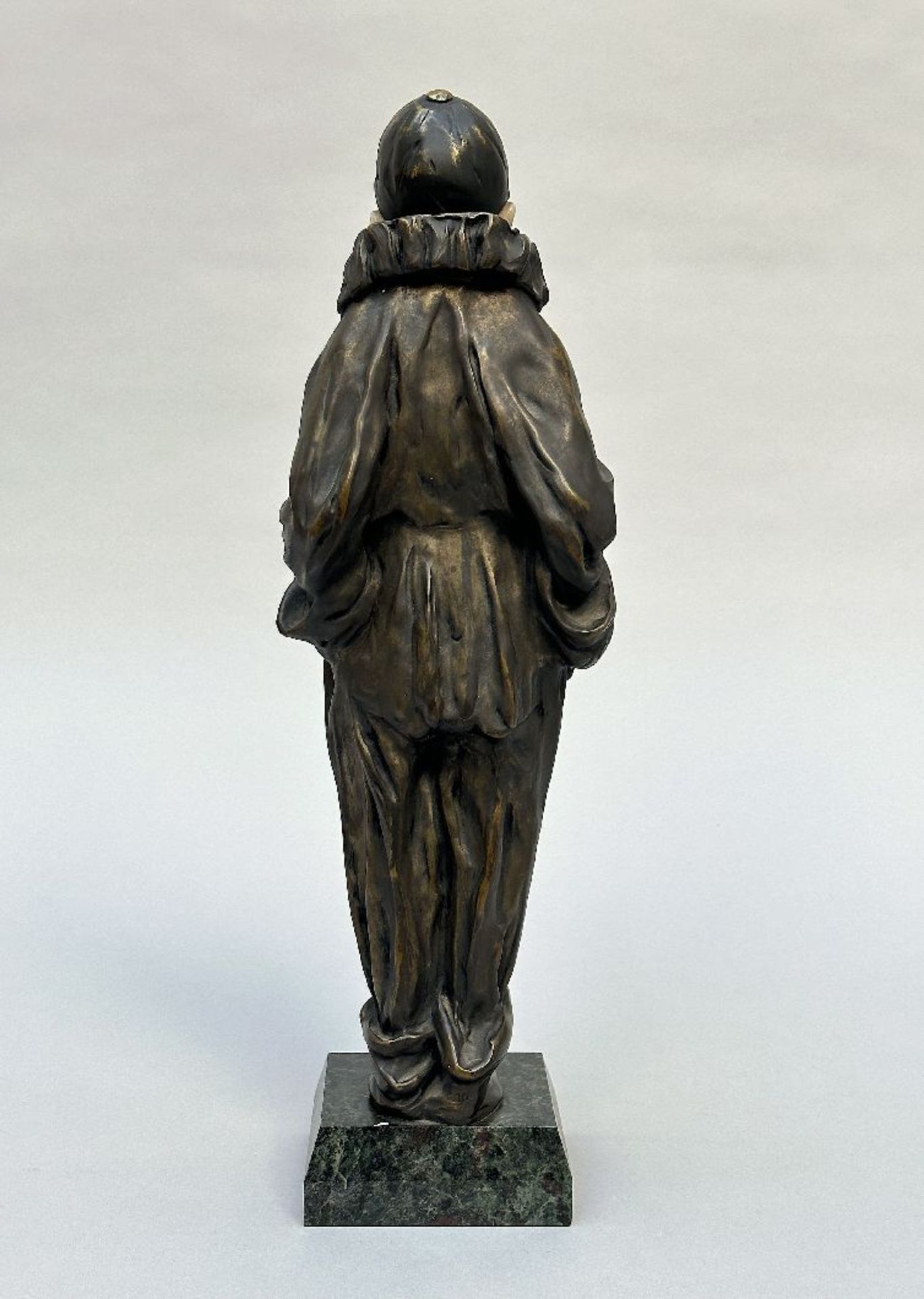 Bronze and alabaster statue: 'Pierrot' 1920 - Image 3 of 6