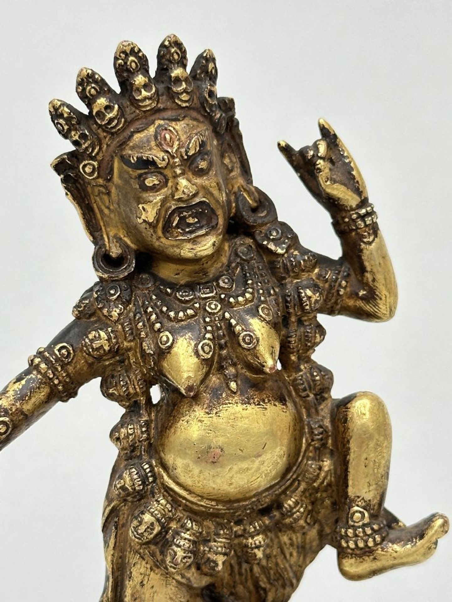 Gilt bronze statue of 'dancing dakini', 16th - 17th century (*) - Image 7 of 9