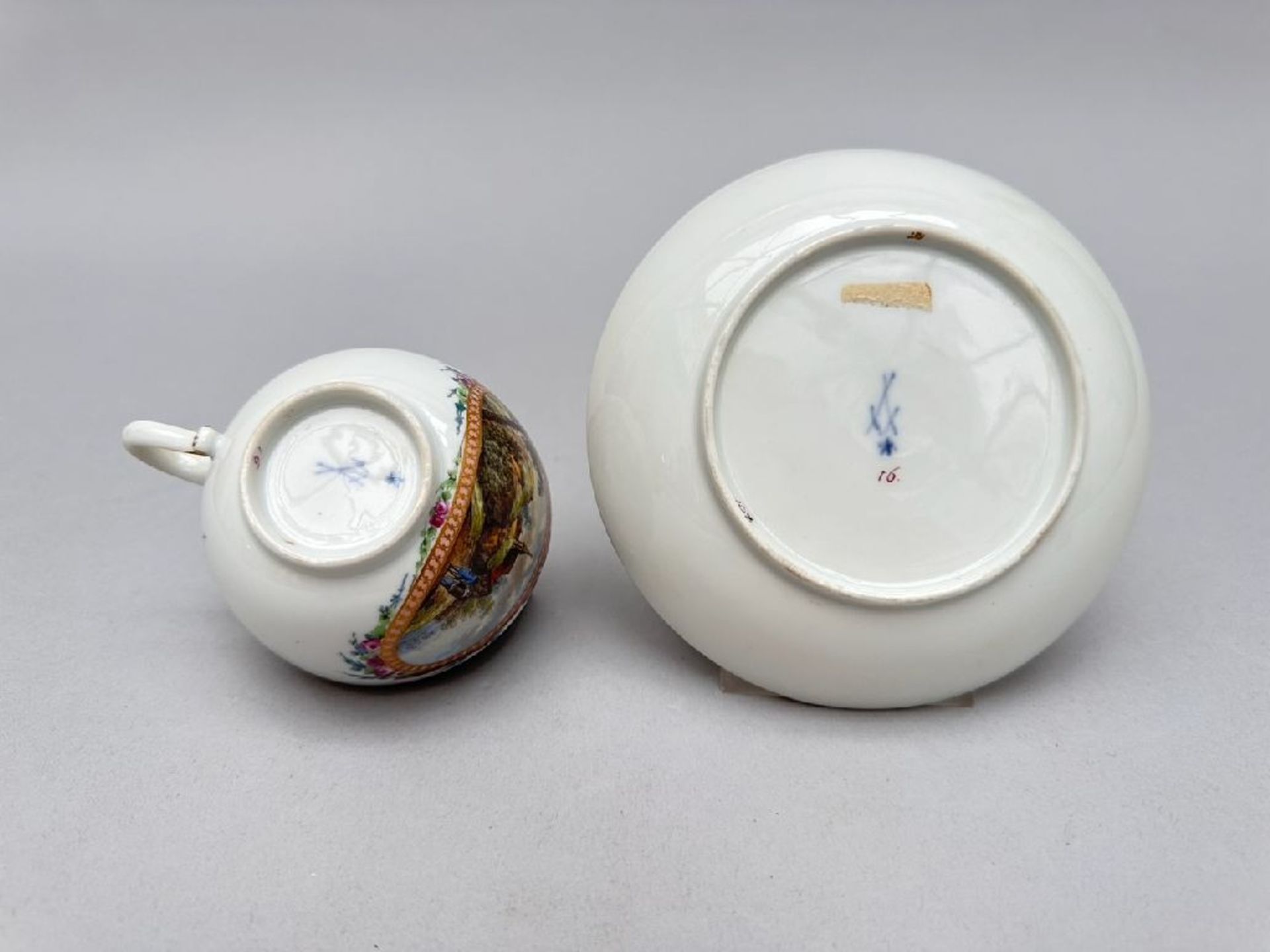 Cup and saucer in Meissen porcelain 'view of the village', 18th century - Bild 5 aus 5