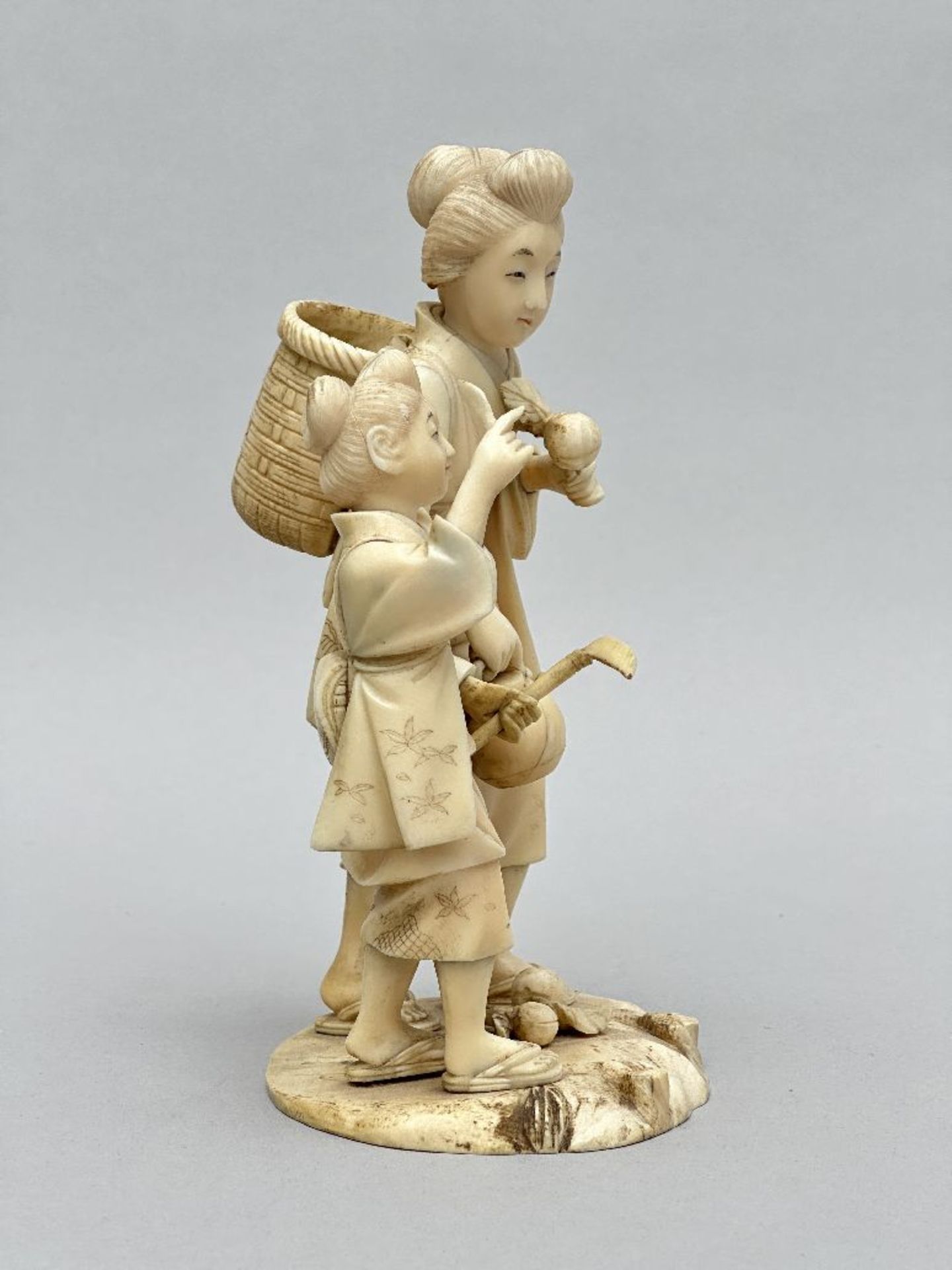Japanese okimono 'Mother and child', Meji period (signed) - Image 3 of 6