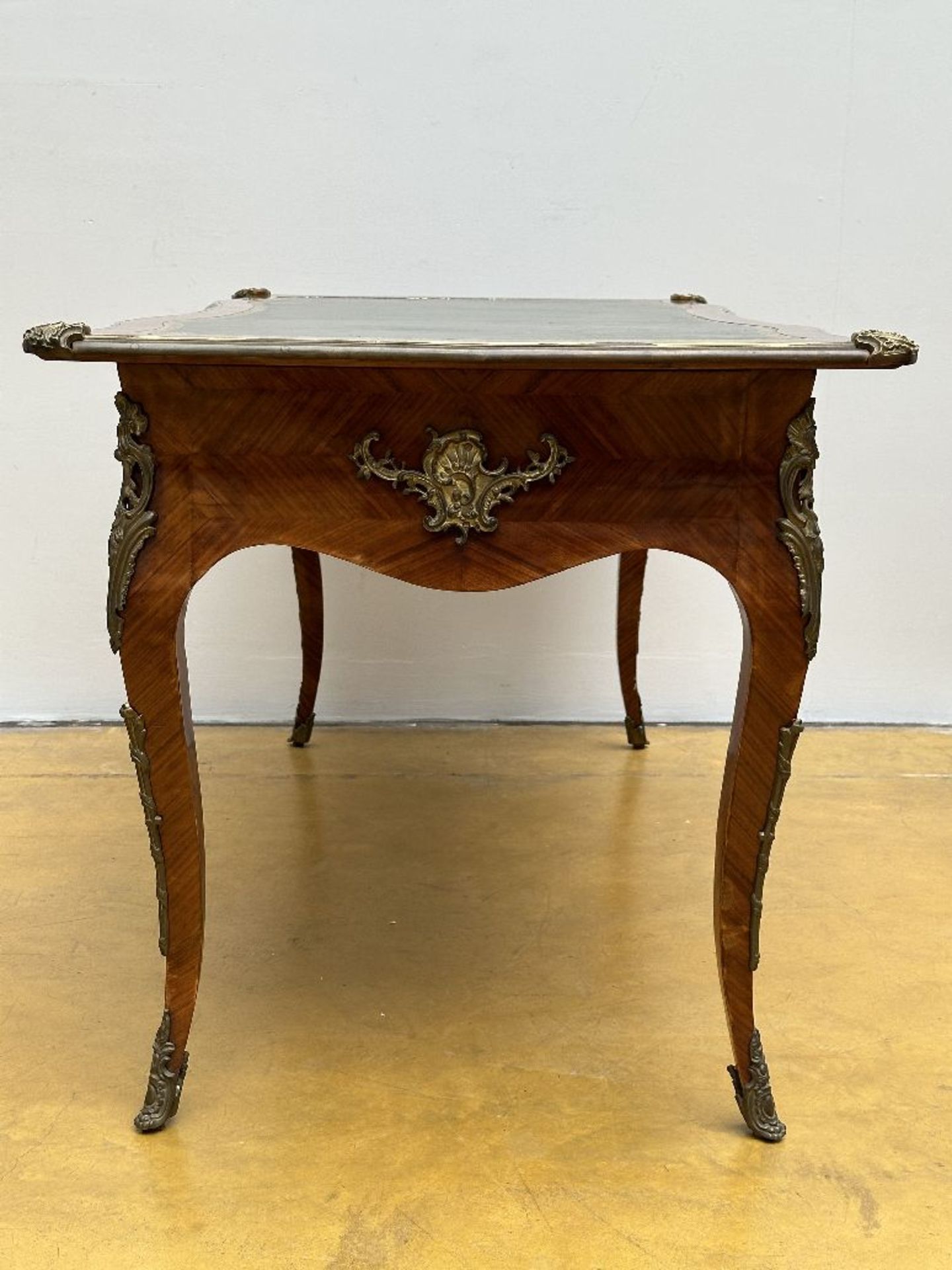 A desk in Louis XV style - Bild 3 aus 5