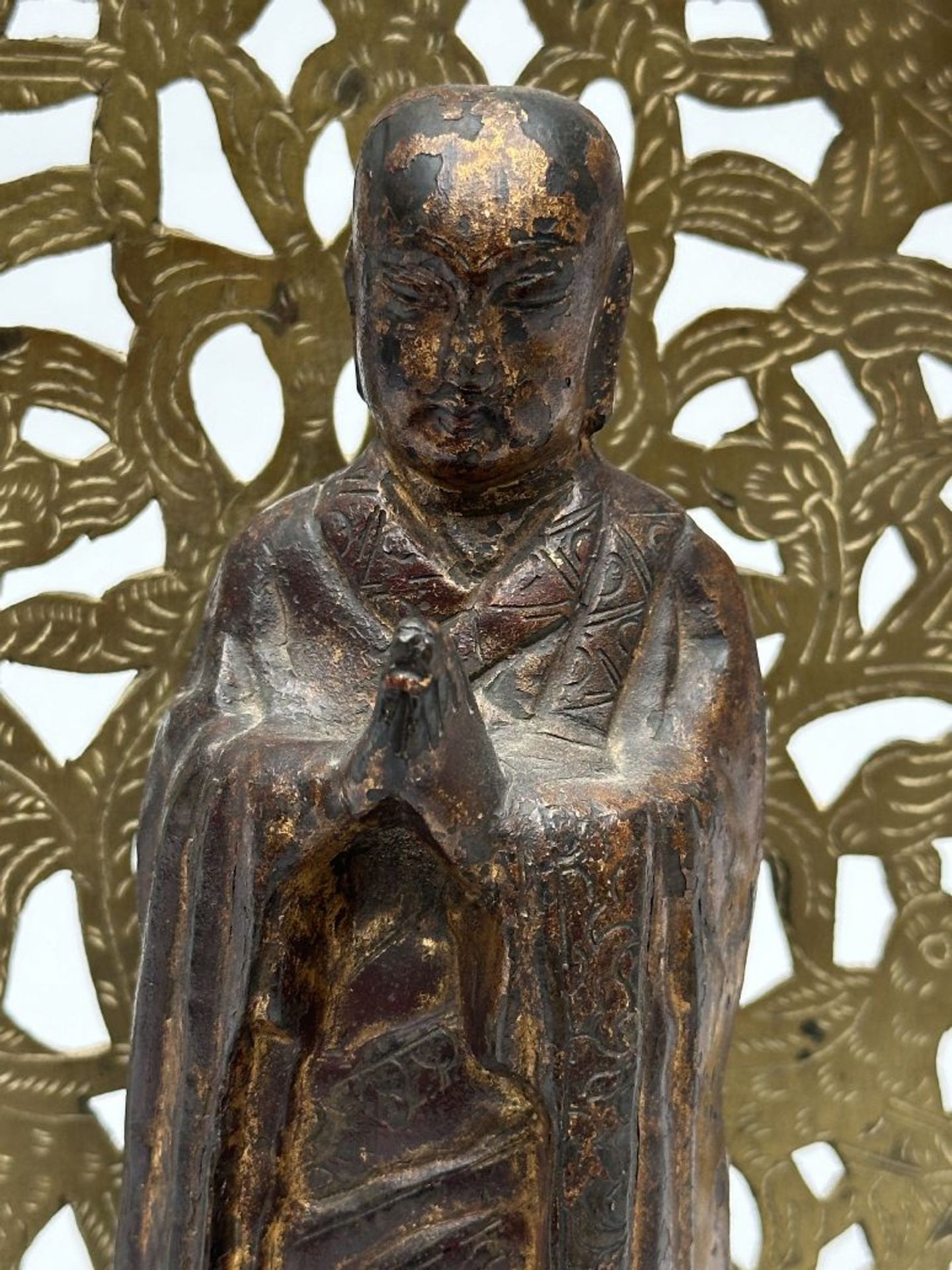 Lacquered bronze statue 'Arhat', late Ming dynasty (mounted on a plinth with copper low relief) - Image 2 of 5