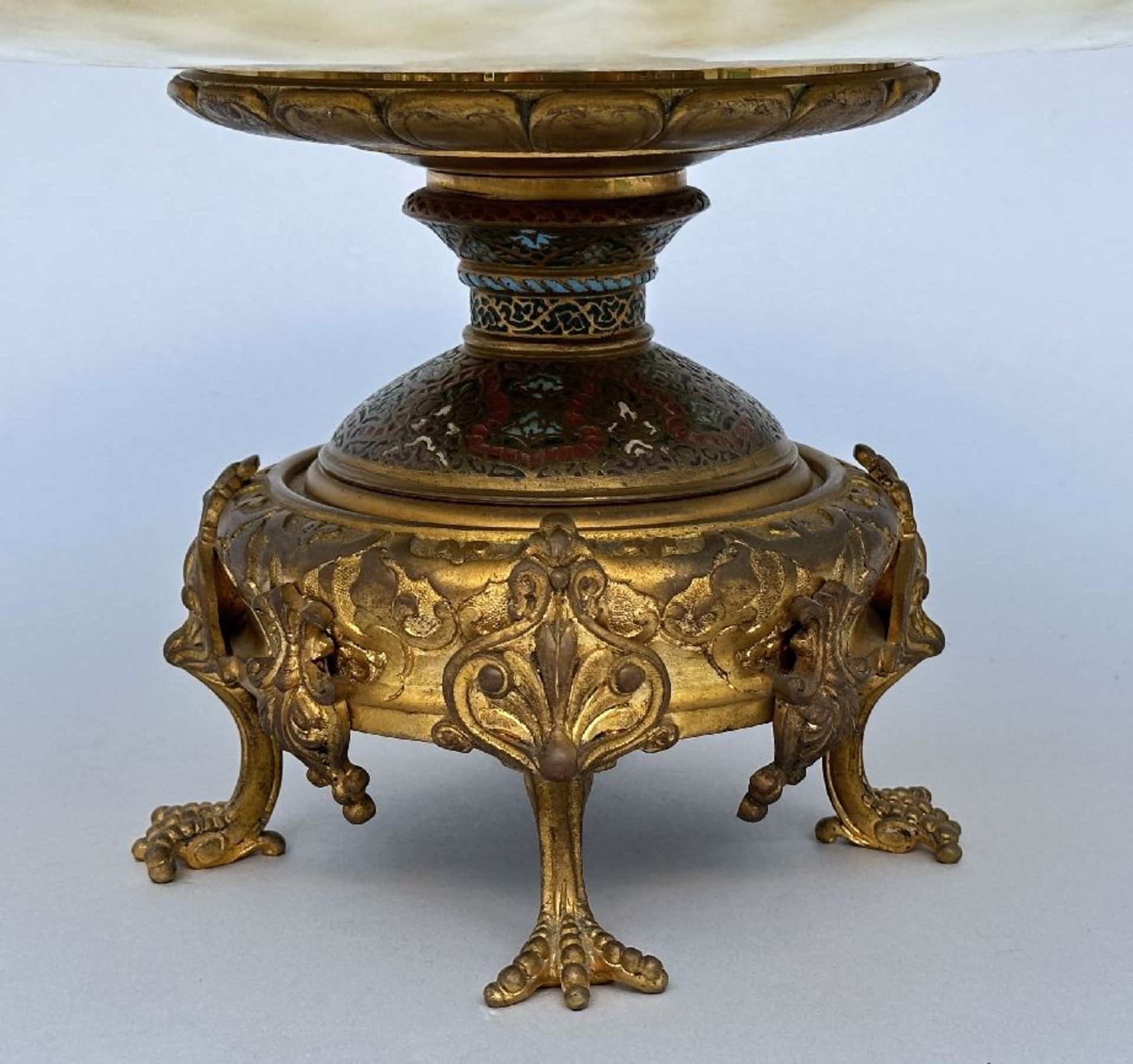 A decorative coupe in gilt bronze, onyx and champlevé - Image 4 of 5