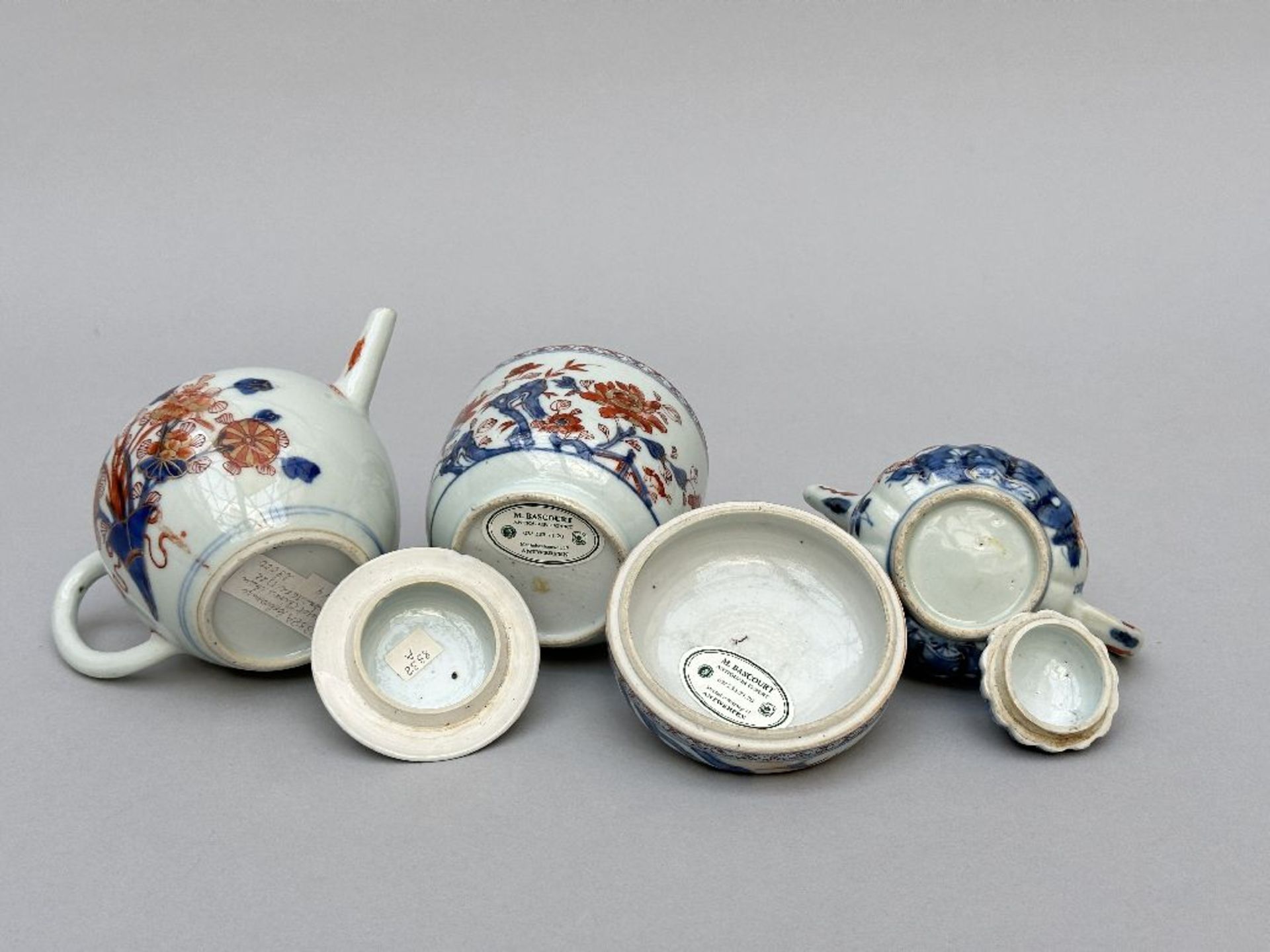 Collection of Imari porcelain: tea box and two teapots, 18th century - Image 4 of 6