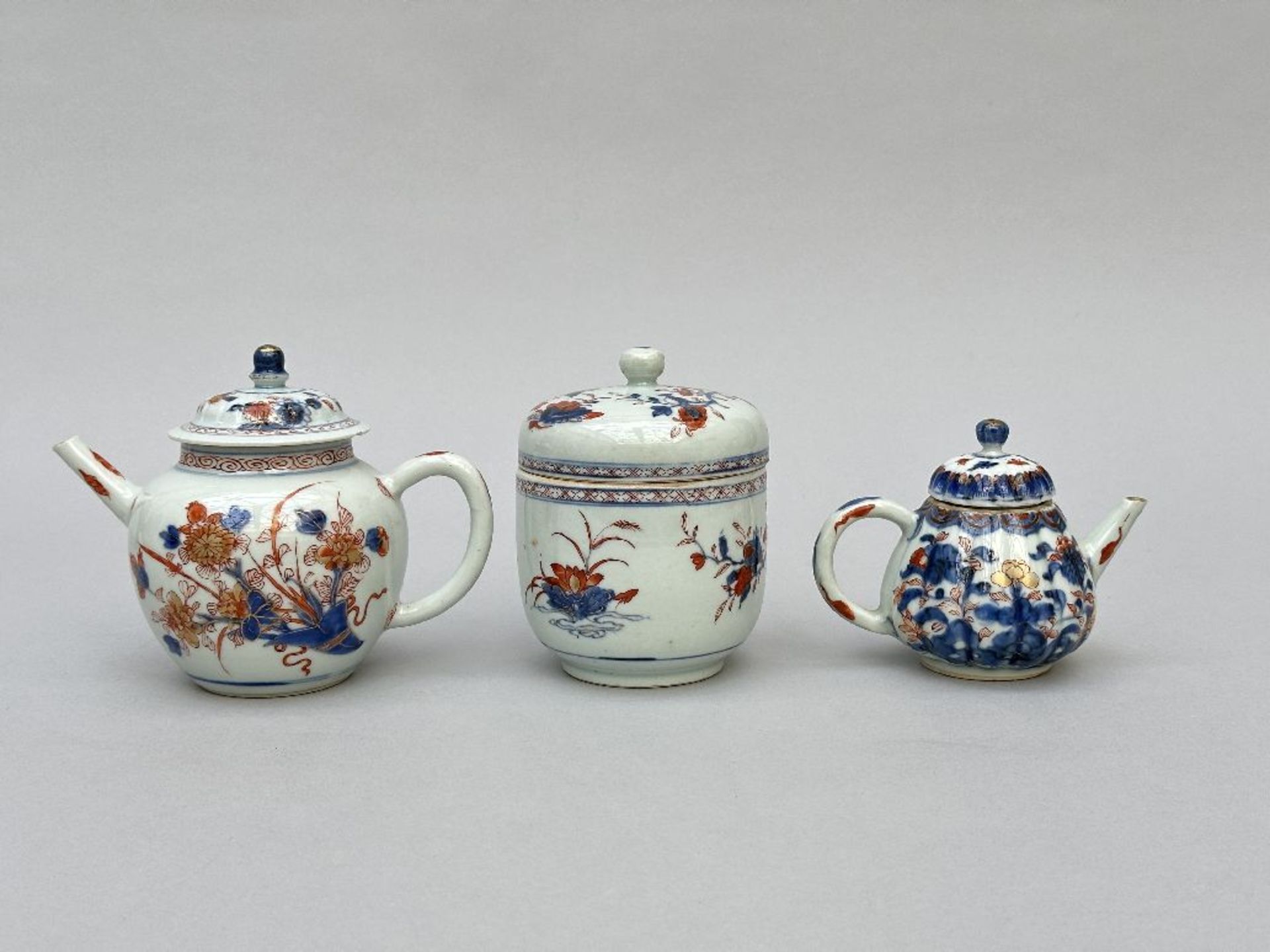 Collection of Imari porcelain: tea box and two teapots, 18th century - Image 2 of 6