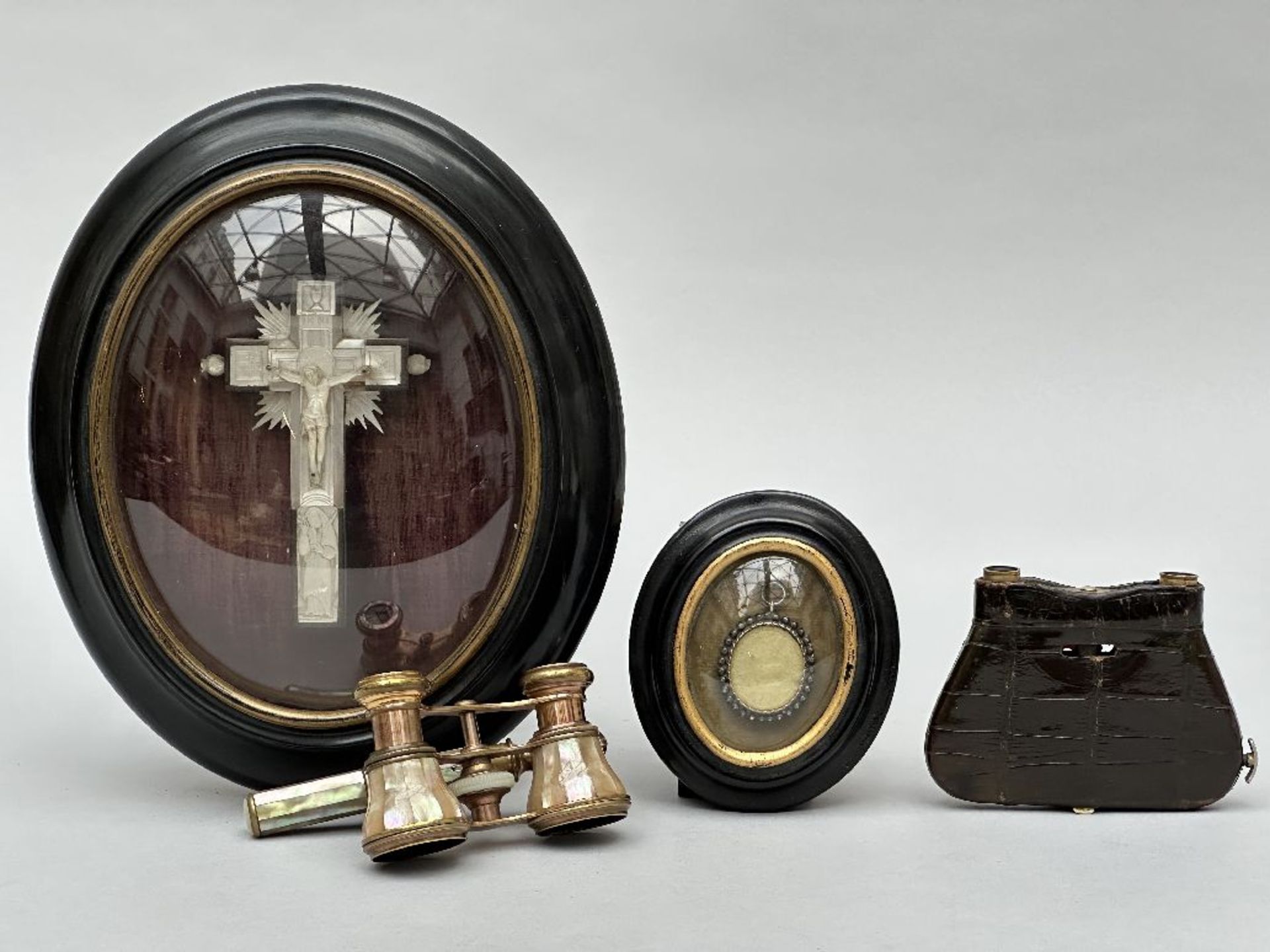 Lot: Cross, medallion, theater binoculars and glasses
