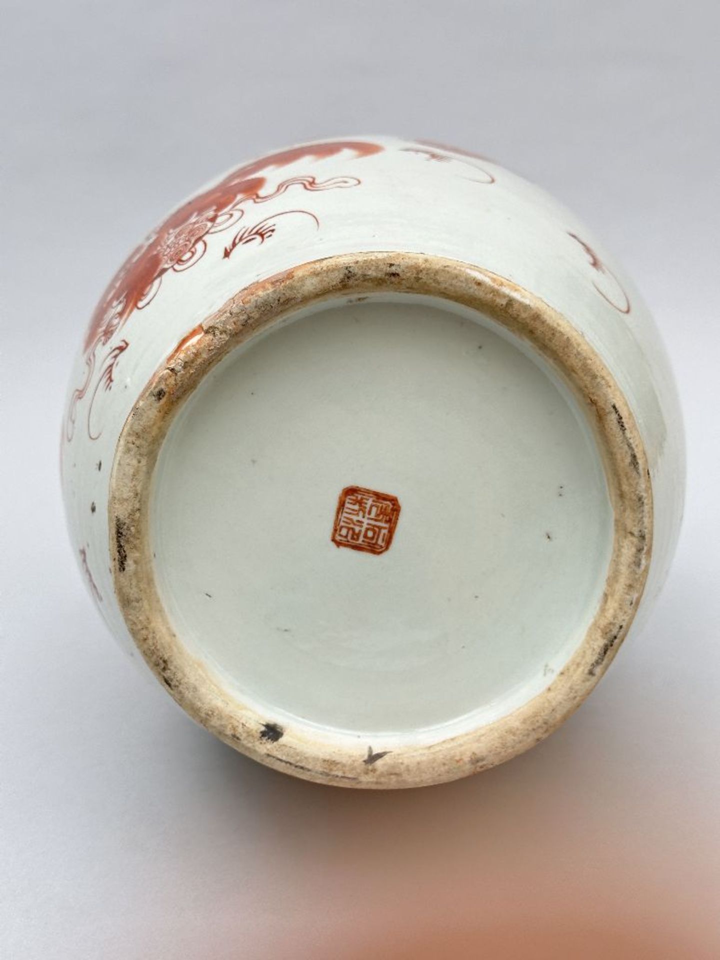 A Chinese porcelain vase 'foo dogs', Republic period - Bild 5 aus 5