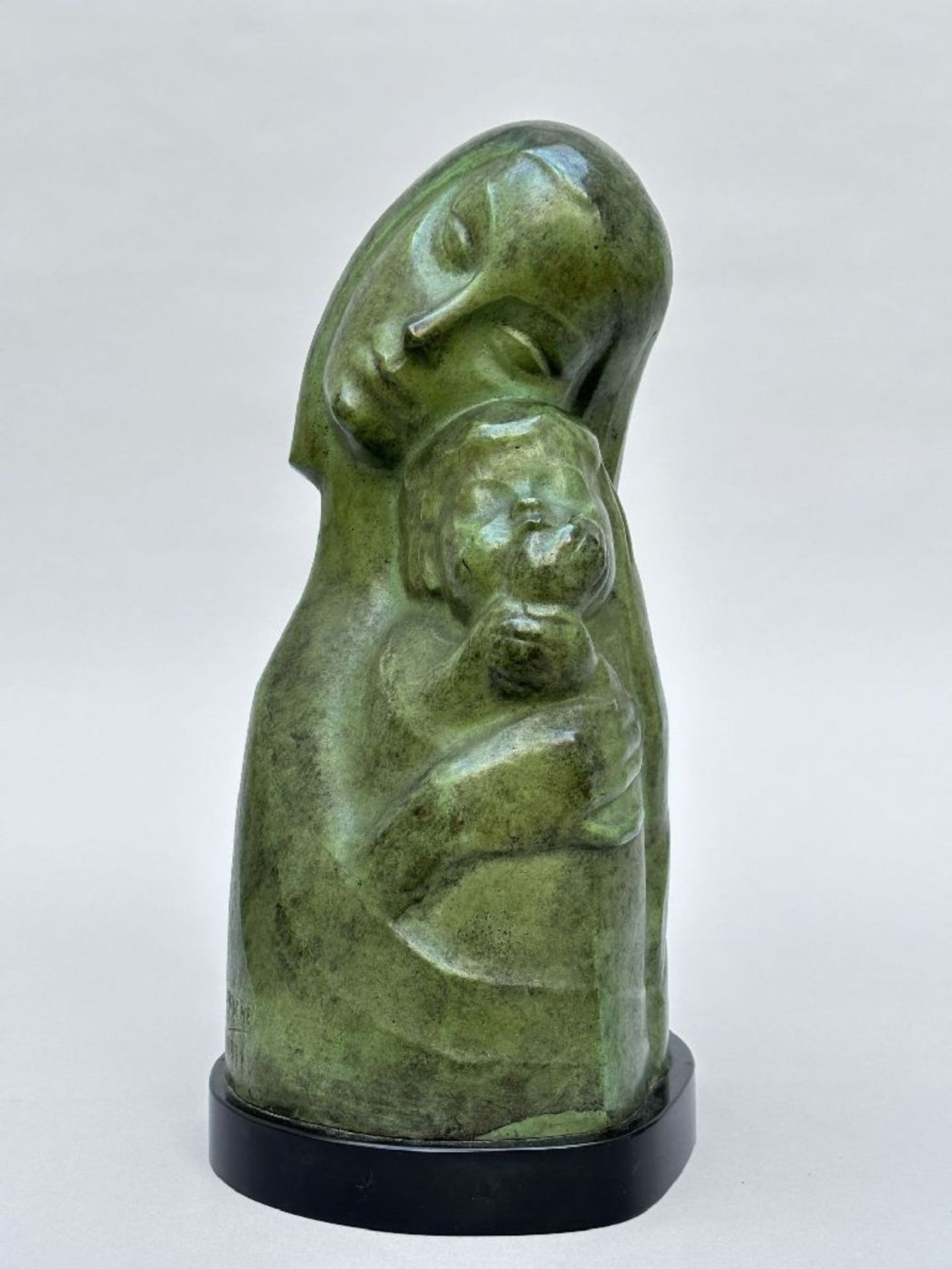 Gustave van den Meersche (1923): bronze statue 'mother and child'
