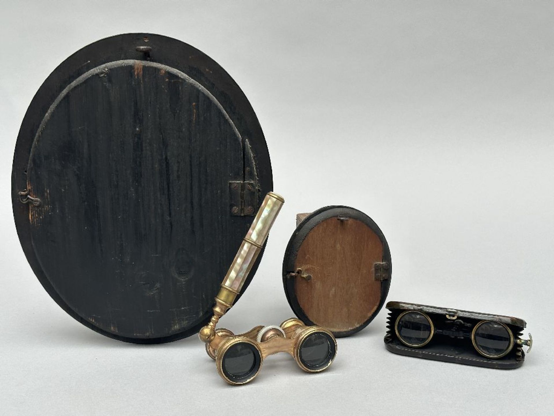 Lot: Cross, medallion, theater binoculars and glasses - Image 2 of 4