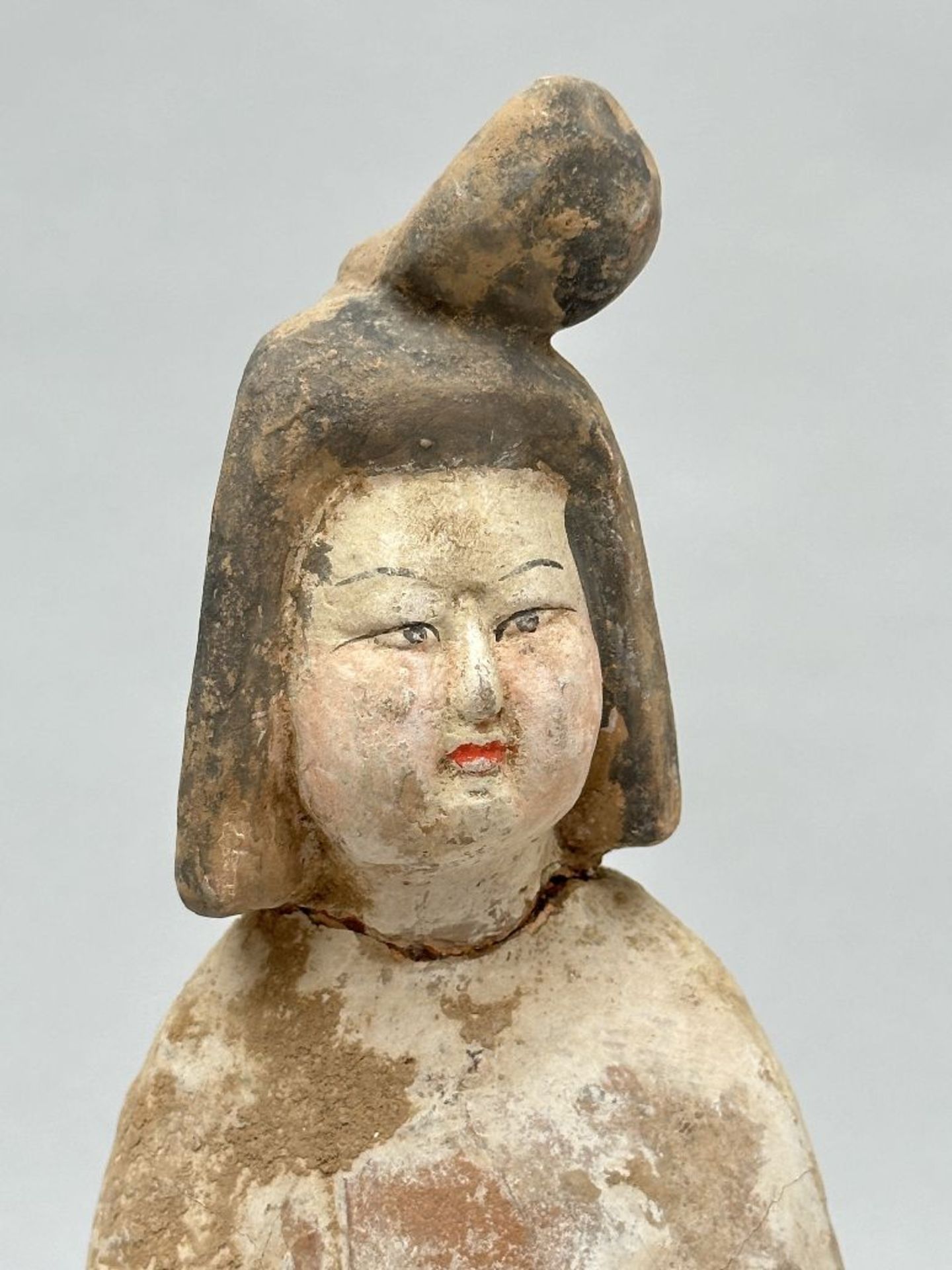 Terracotta statue 'fat lady', Tang dynasty (*) - Image 4 of 5