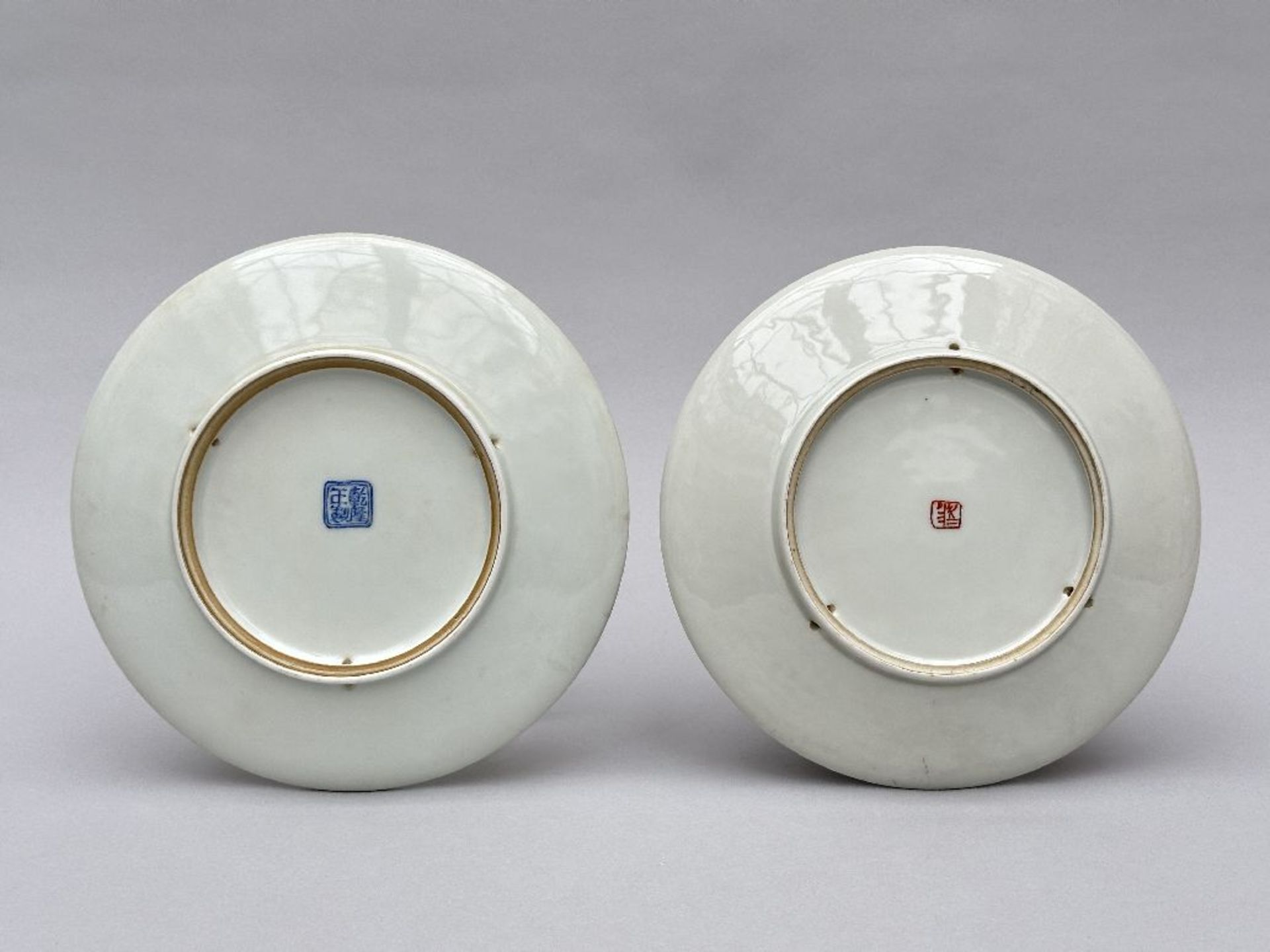 Two plates in Chinese porcelain 'ladies in the garden' - Image 2 of 4