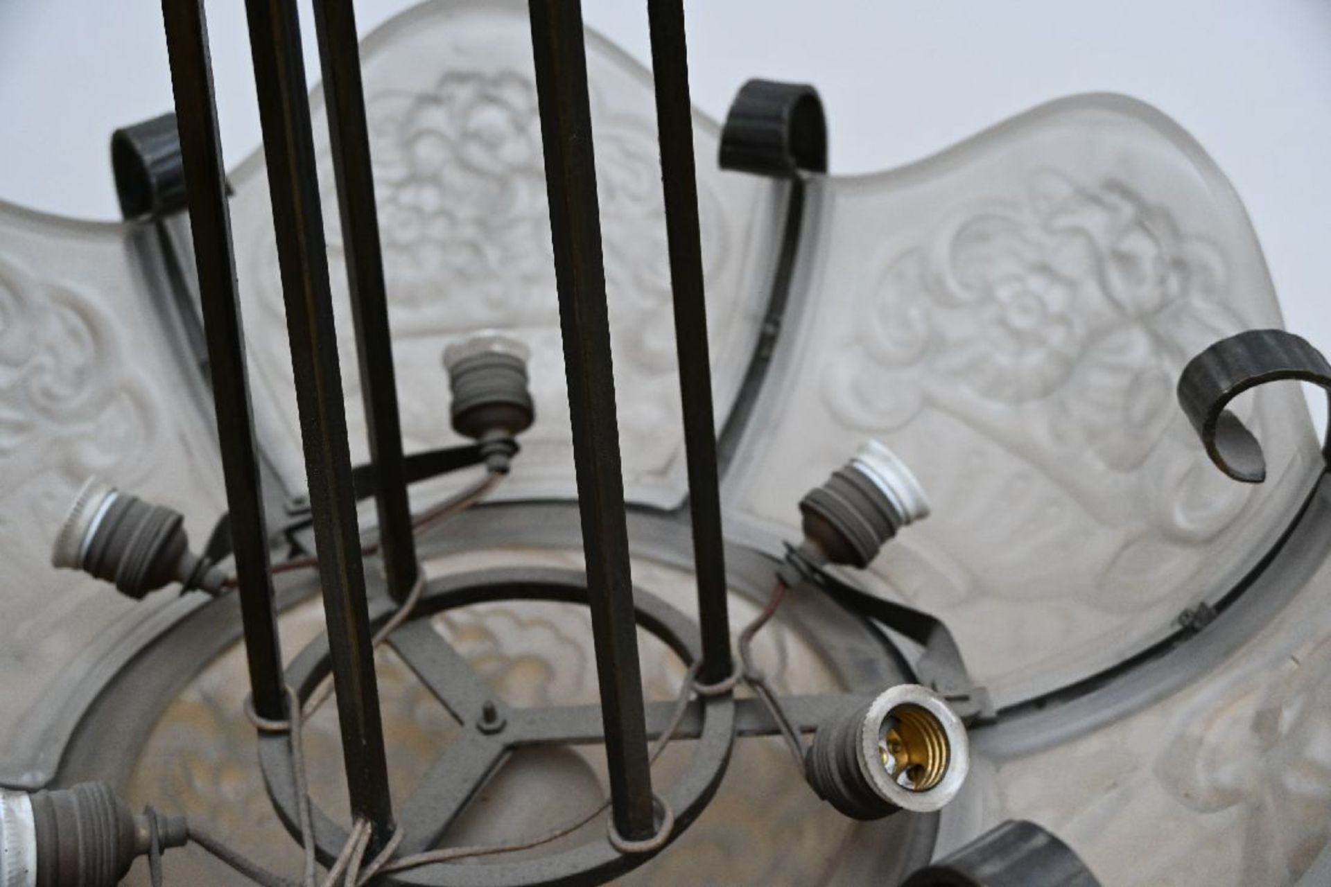 Art deco chandelier in glass and wrought iron - Image 3 of 4