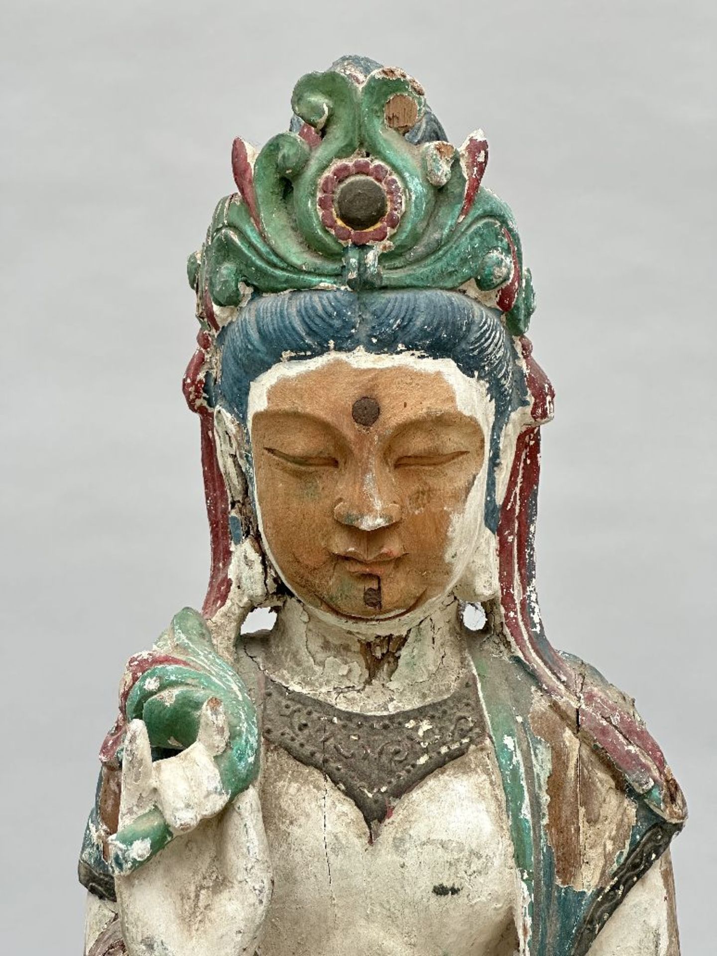 Chinese Guanyin in polychromed wood (*) - Image 4 of 7