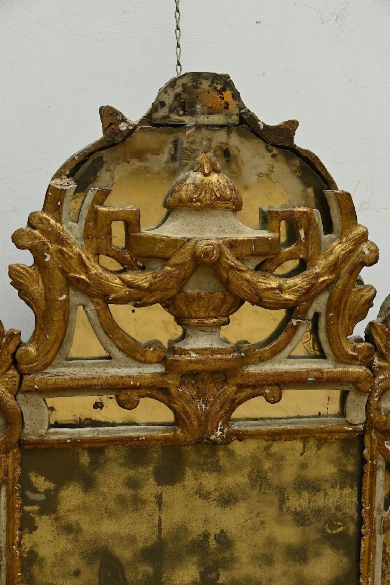 A mirror in sculpted wood, 18th century (*) - Image 2 of 4