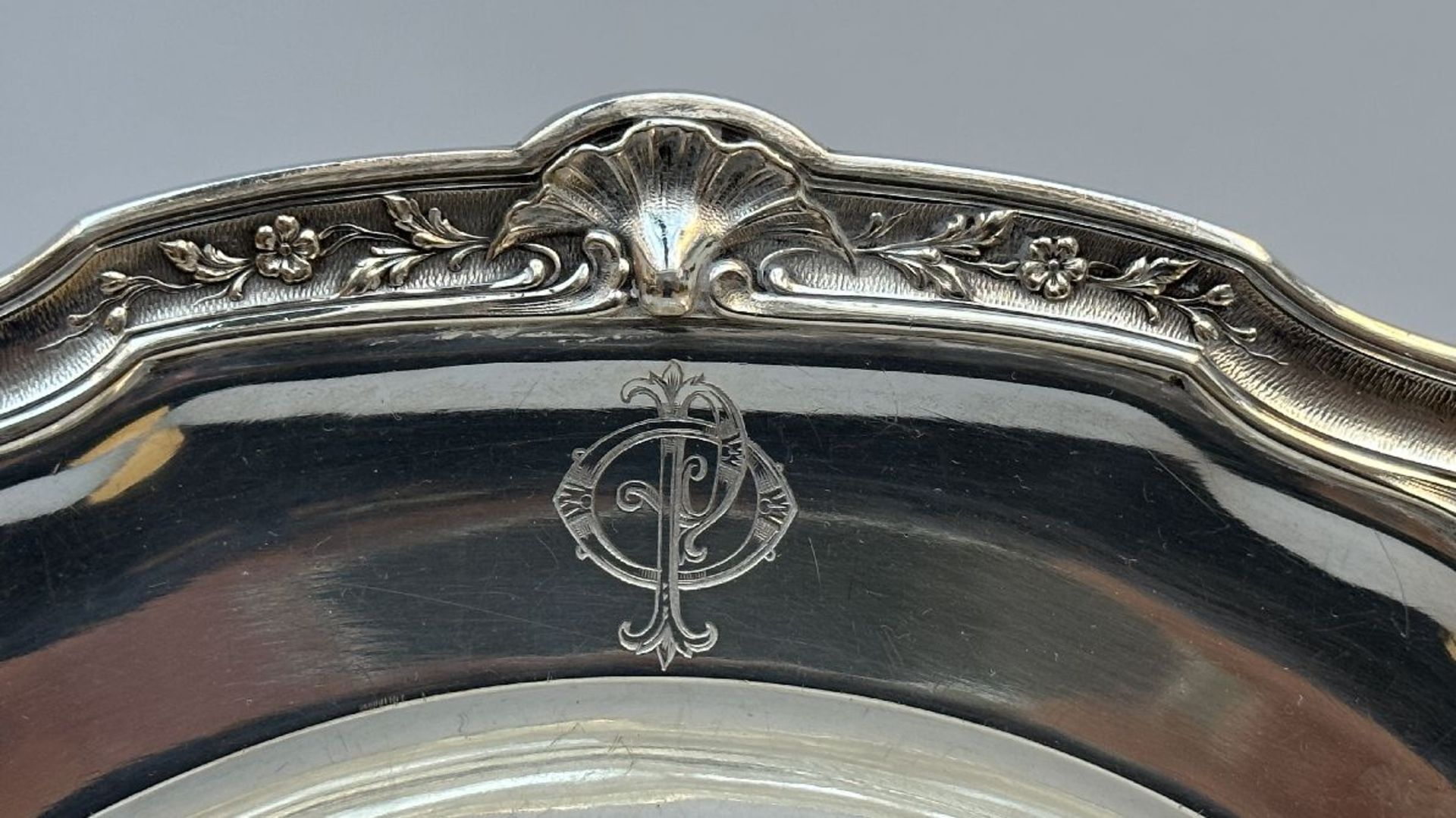 A collection of silver pieces: three dishes, vegetable tureen and sauce boat in Louis XV style - Image 3 of 4