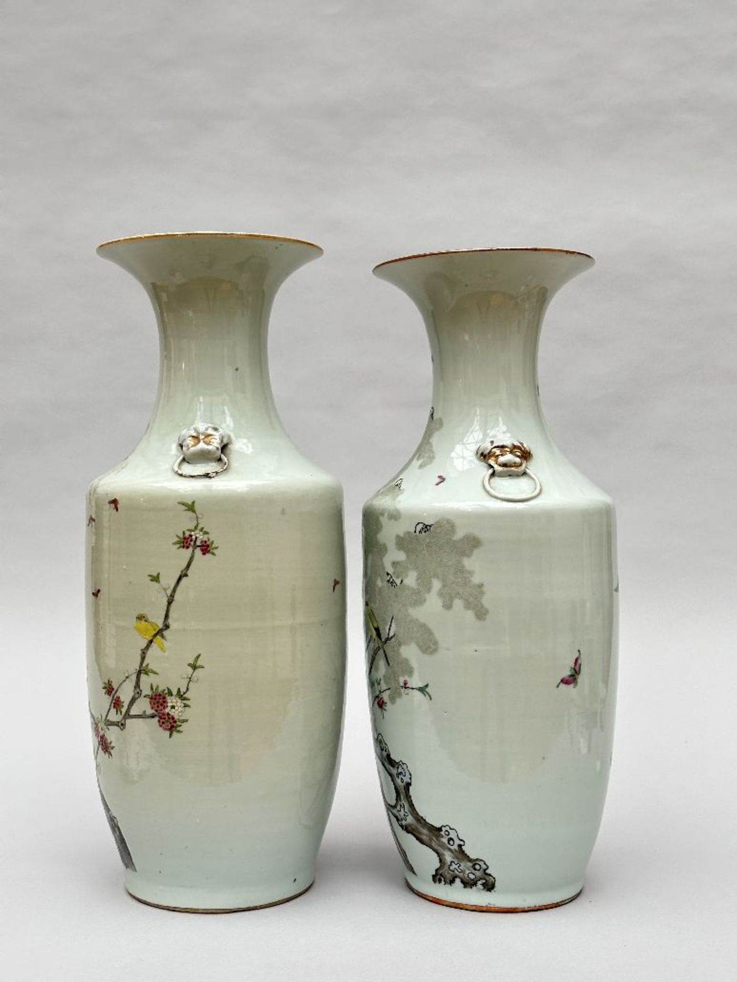 Two vases in Chinese porcelain 'birds' (*) - Image 2 of 7