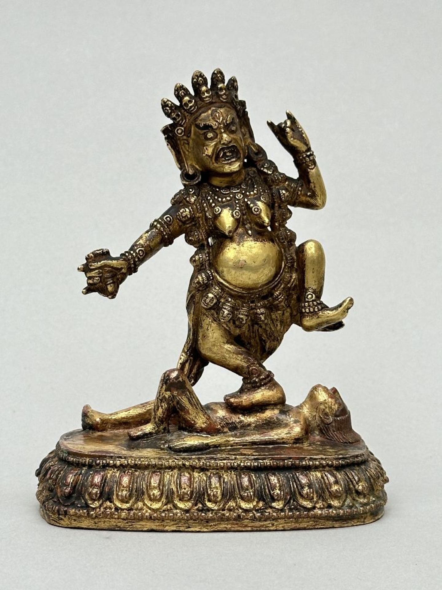 Gilt bronze statue of 'dancing dakini', 16th - 17th century (*) - Image 6 of 9