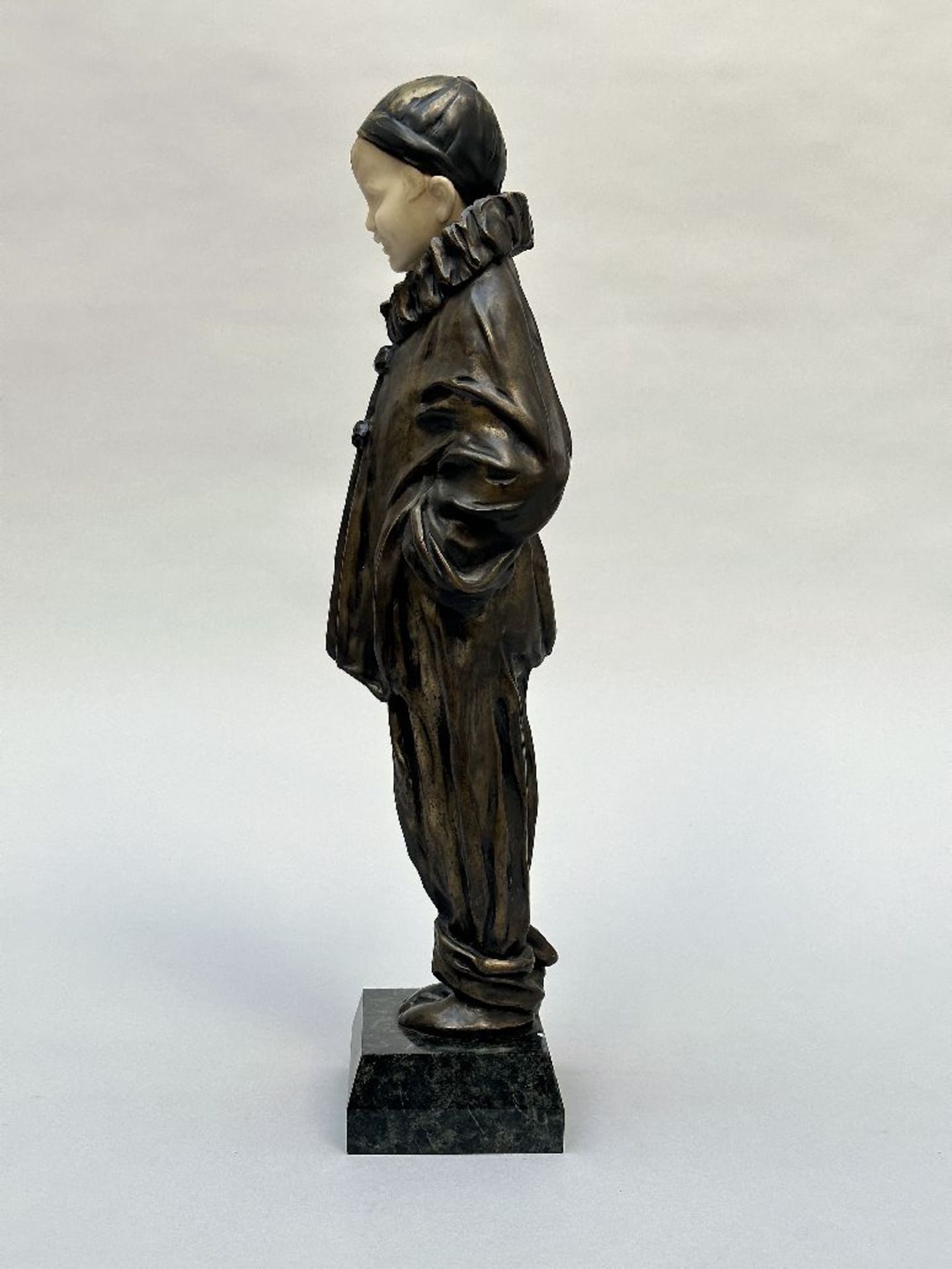 Bronze and alabaster statue: 'Pierrot' 1920 - Image 4 of 6