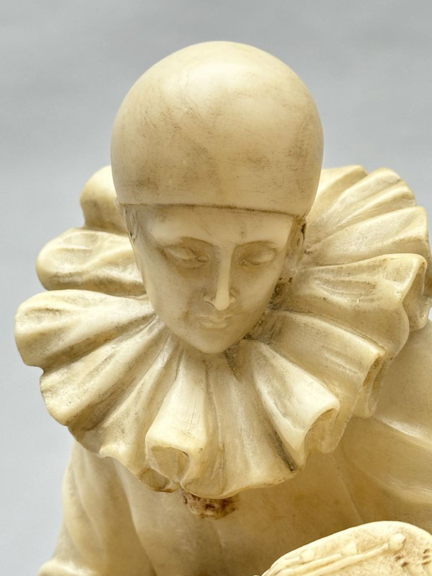 Pugin: statue in alabaster 'harlequin' - Bild 2 aus 6