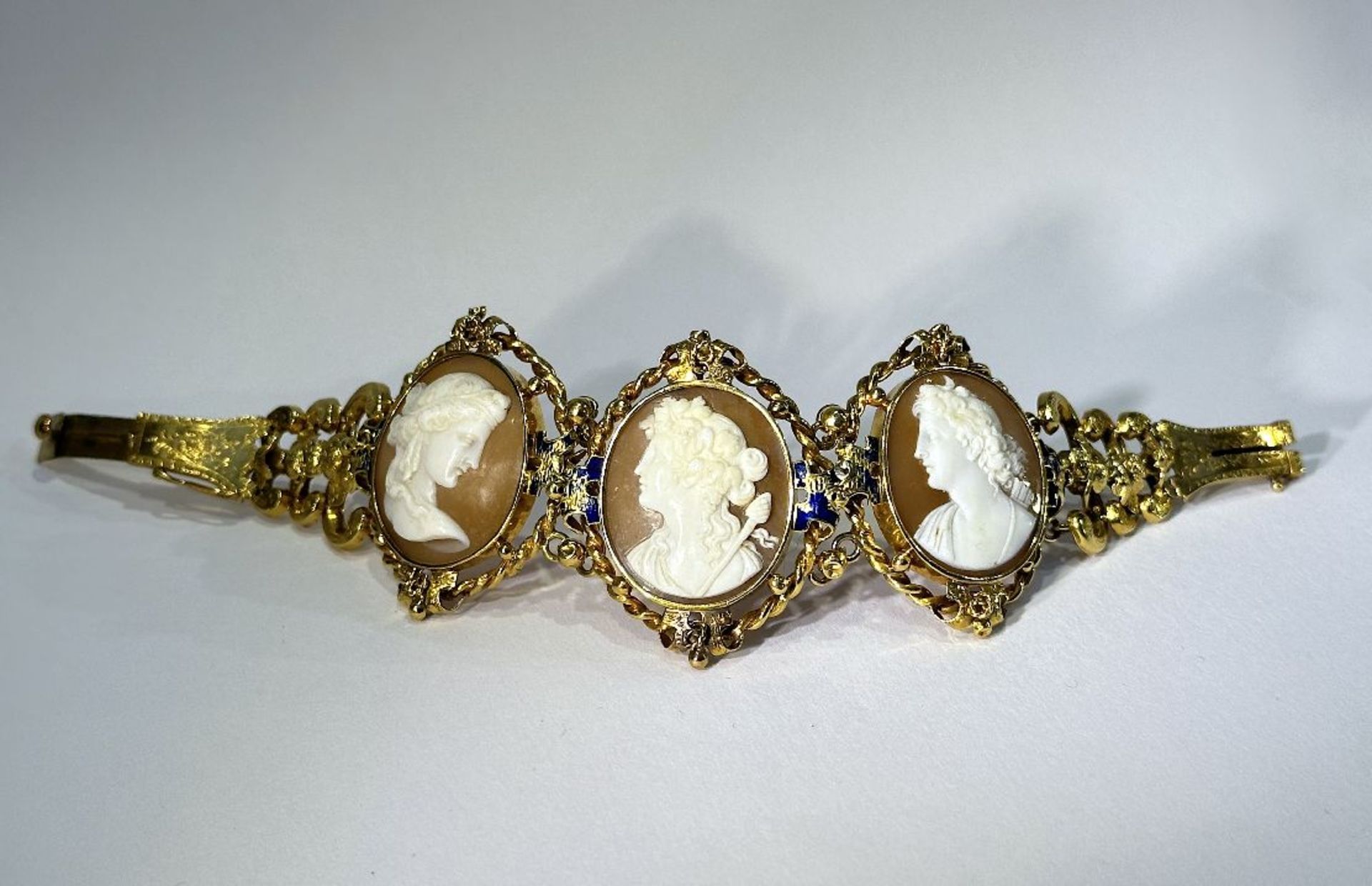 Louis-Philippe gold bracelet with three cameos - Image 2 of 6