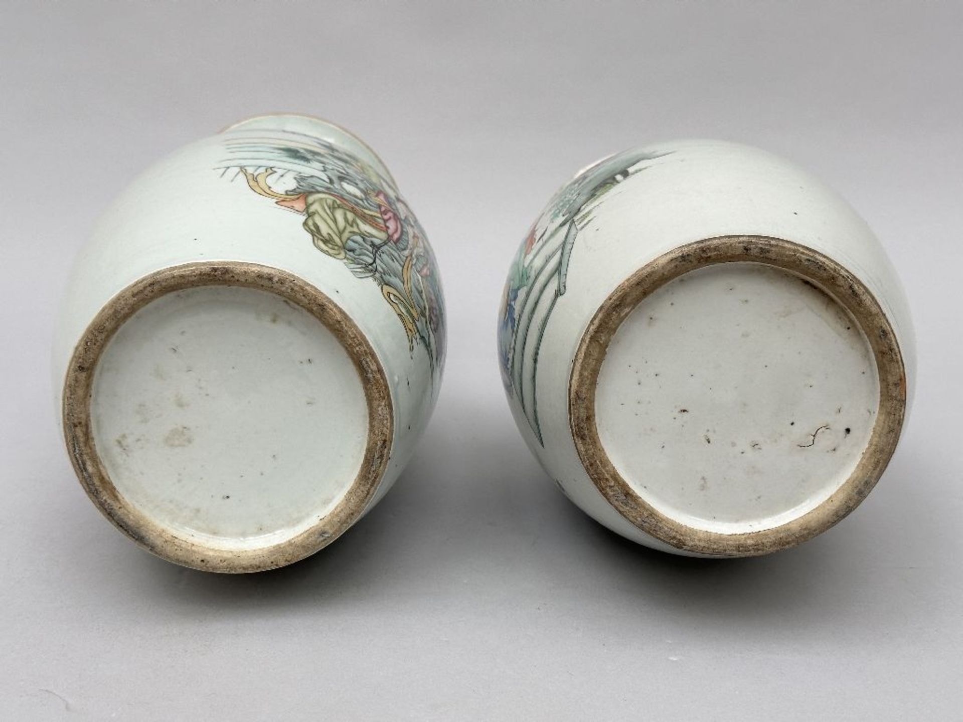 Lot: two Chinese porcelain vases 'ladies with phoenixes' and 'ladies with sages', Republic period - Bild 5 aus 6