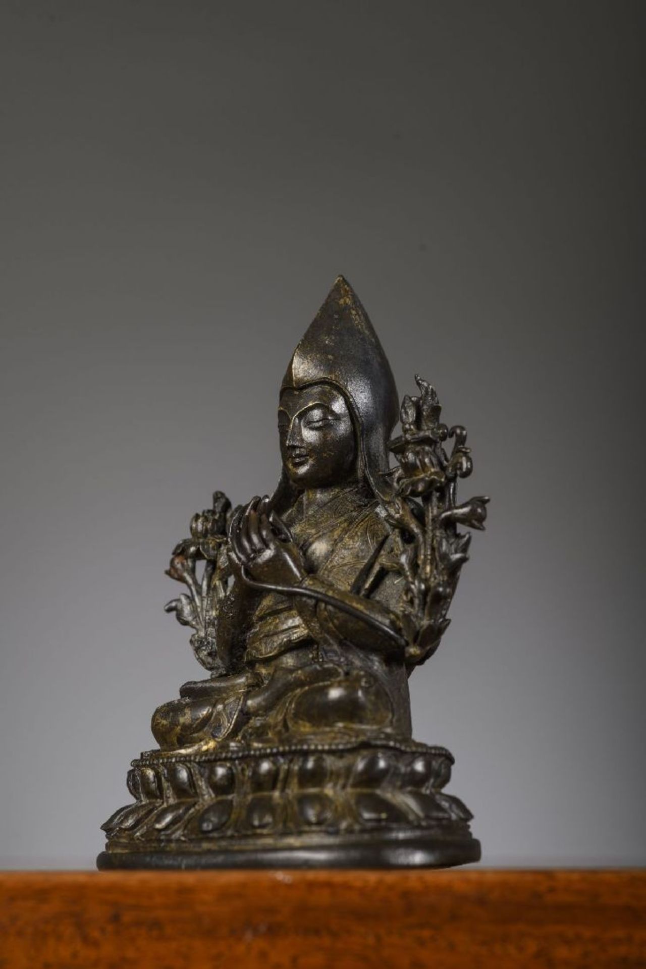 A Buddhist bronze 'Tsongkhapa', China 18th century - Image 5 of 7