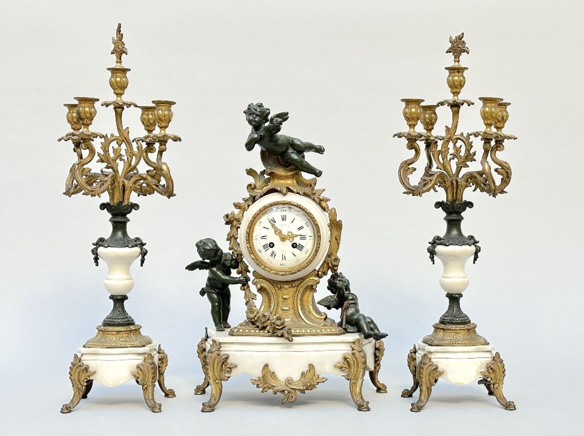 Three-piece clock set in marble and zamac 'amours' (*)