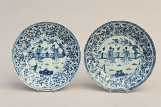 Pair of Chinese porcelain plates 'elegant ladies', Kangxi period (*)