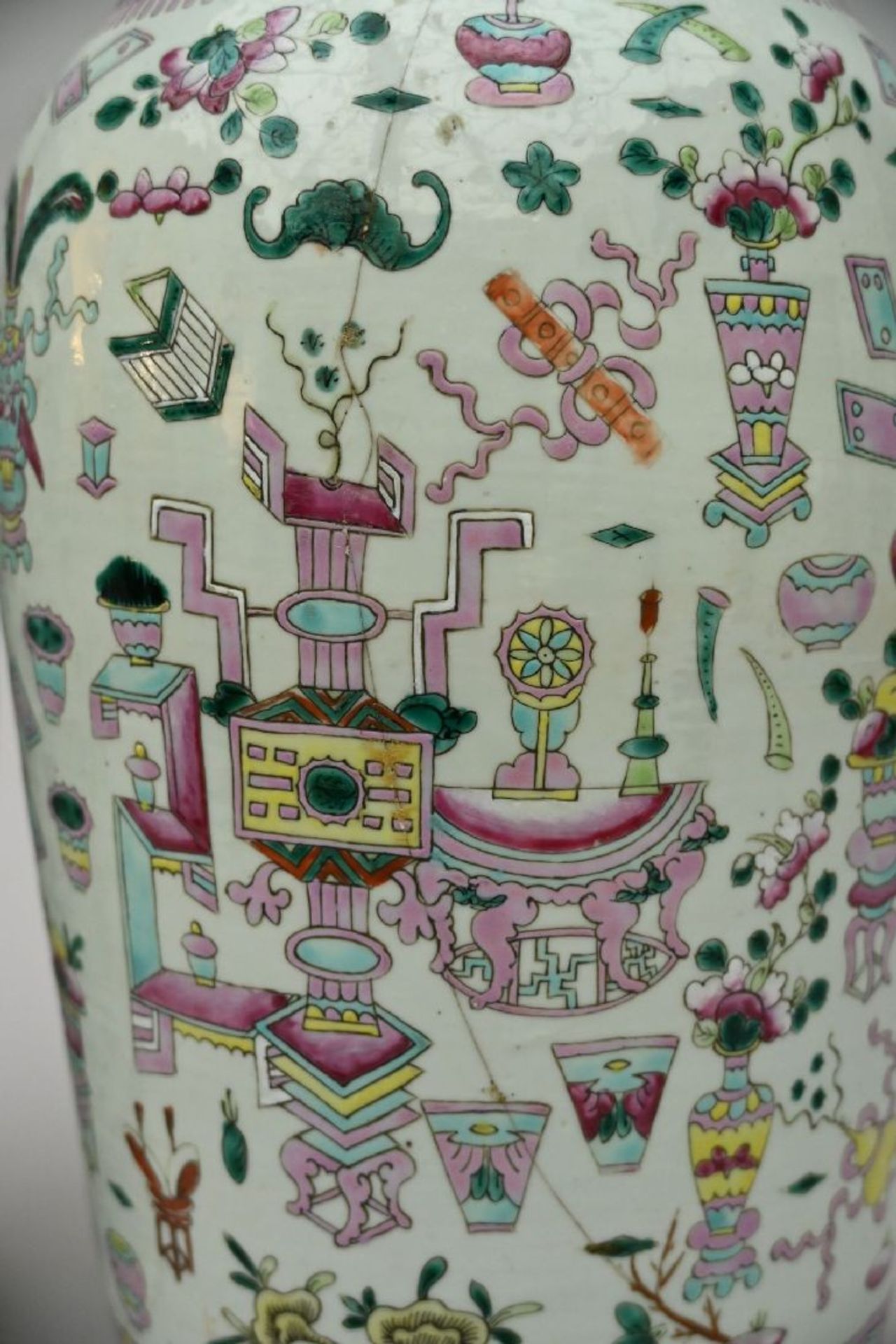 A pair of Chinese famille rose vases 'antiquities' (*) - Image 6 of 6