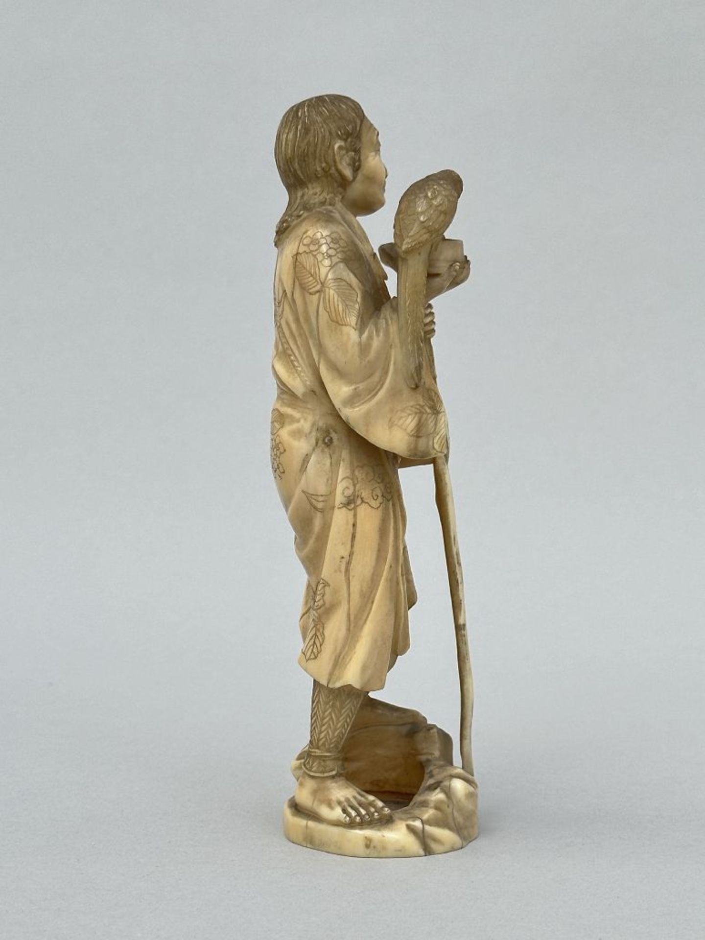 Japanese okimono 'beggar with parrot', Meiji period (signed) (*) - Image 3 of 6