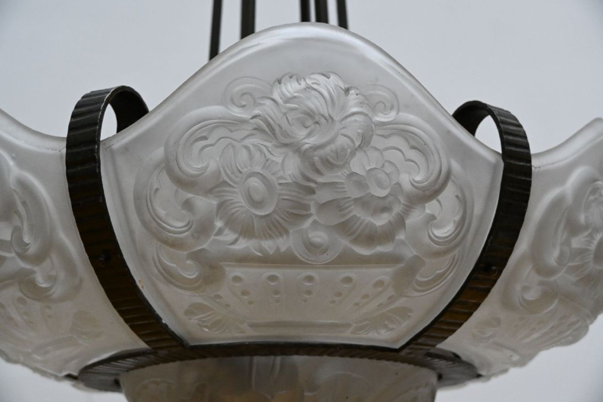 Art deco chandelier in glass and wrought iron - Image 4 of 4