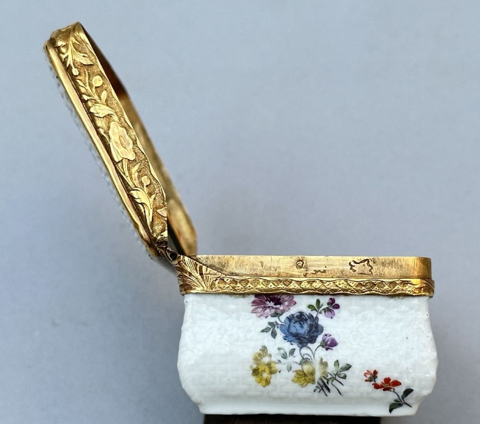 A fine snuff box in Mennecy porcelain with gold mount 'flowers', 18th century - Image 5 of 6