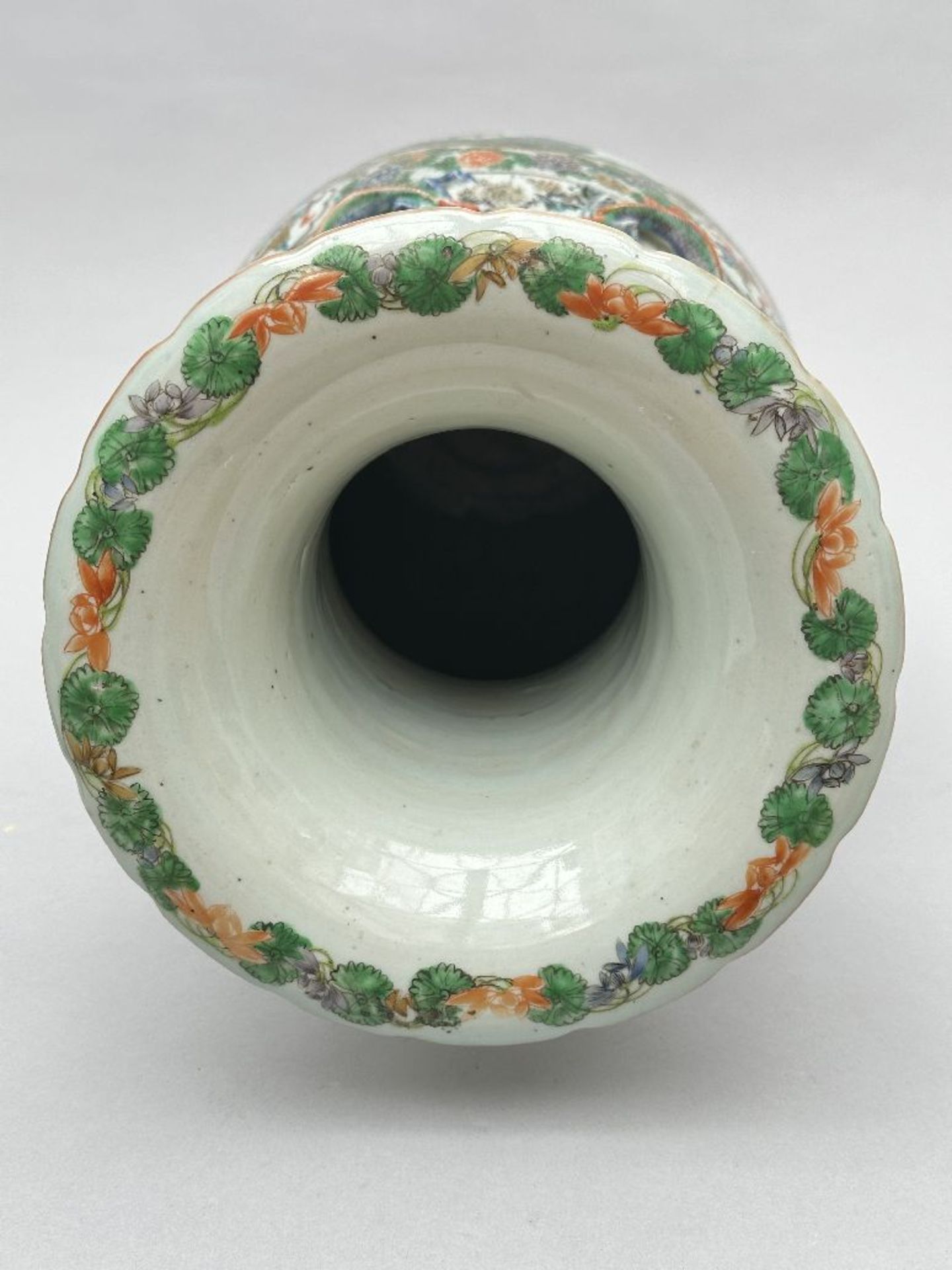 Chinese vase in verte Canton porcelain 'loving couples', 19th century (*) - Image 6 of 7