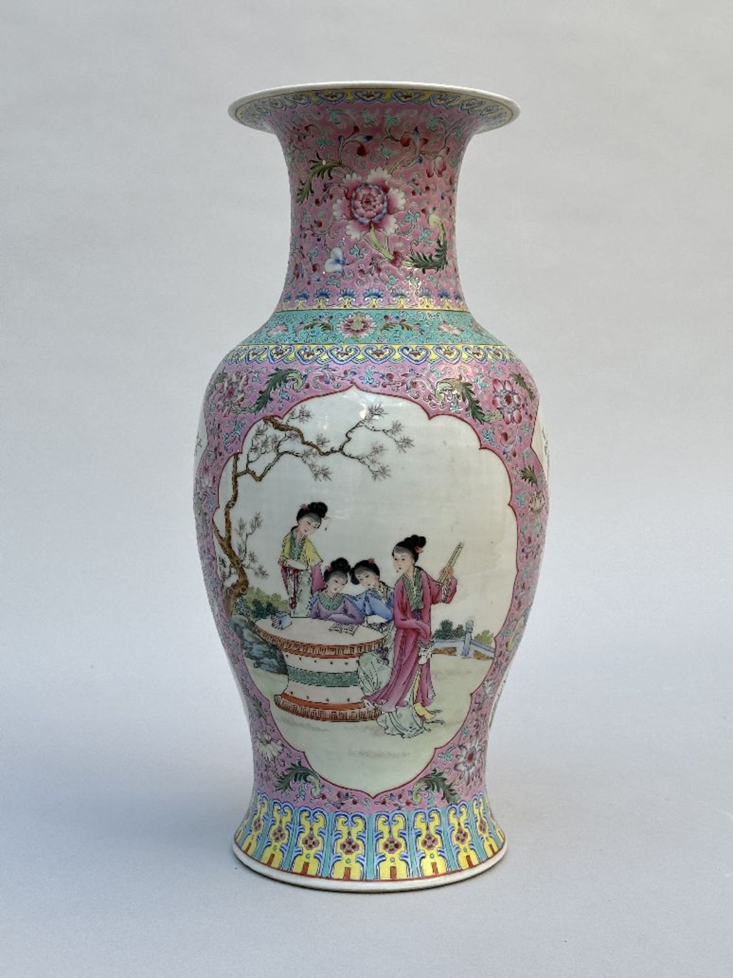 Vase in Chinese porcelain 'ladies of the court', 1970s - Image 3 of 8