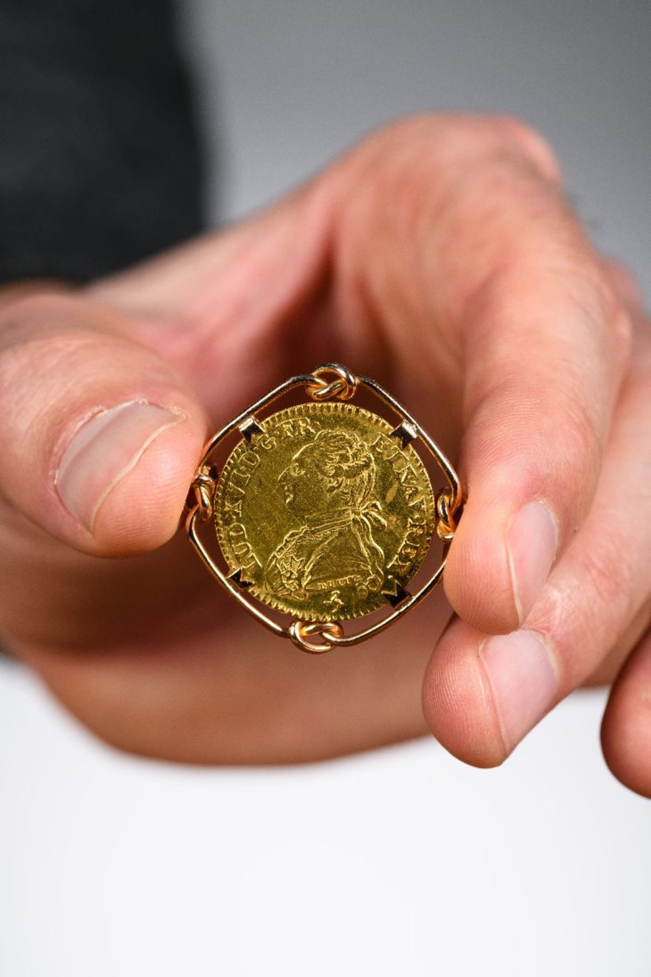 Louis XVI: Louis d'or aux palmes, a rare gold coin (Paris 1774) mounted as a brooch