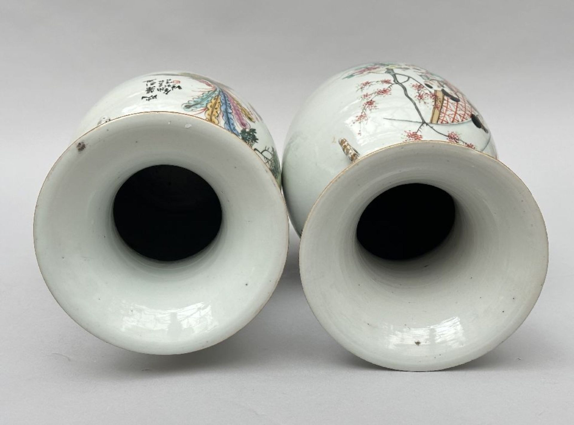 Lot: two Chinese porcelain vases 'ladies with phoenixes' and 'ladies with sages', Republic period - Bild 4 aus 6