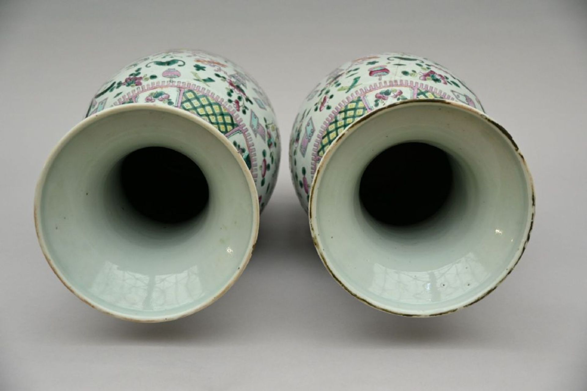 A pair of Chinese famille rose vases 'antiquities' (*) - Image 4 of 6