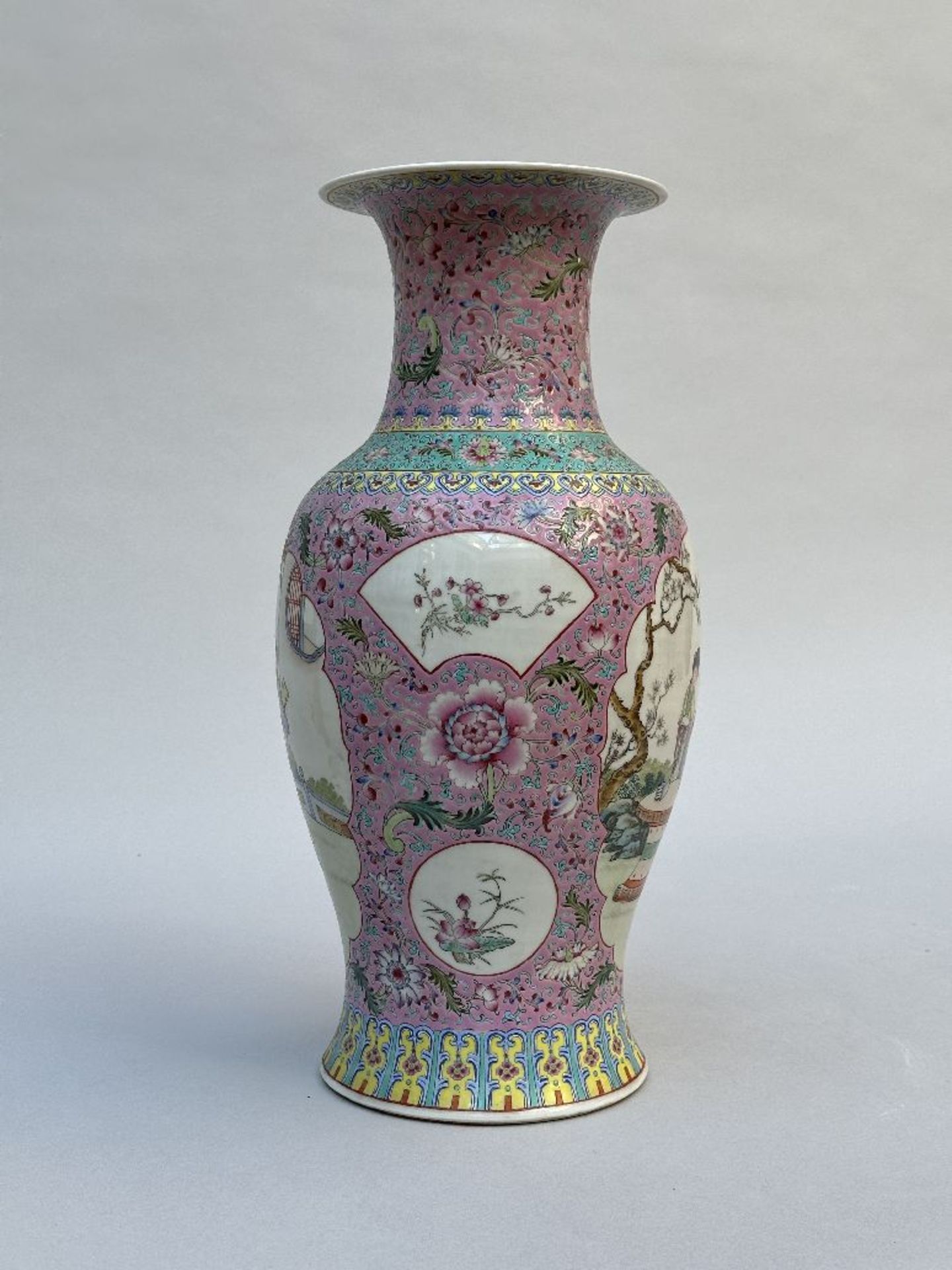 Vase in Chinese porcelain 'ladies of the court', 1970s - Image 2 of 8