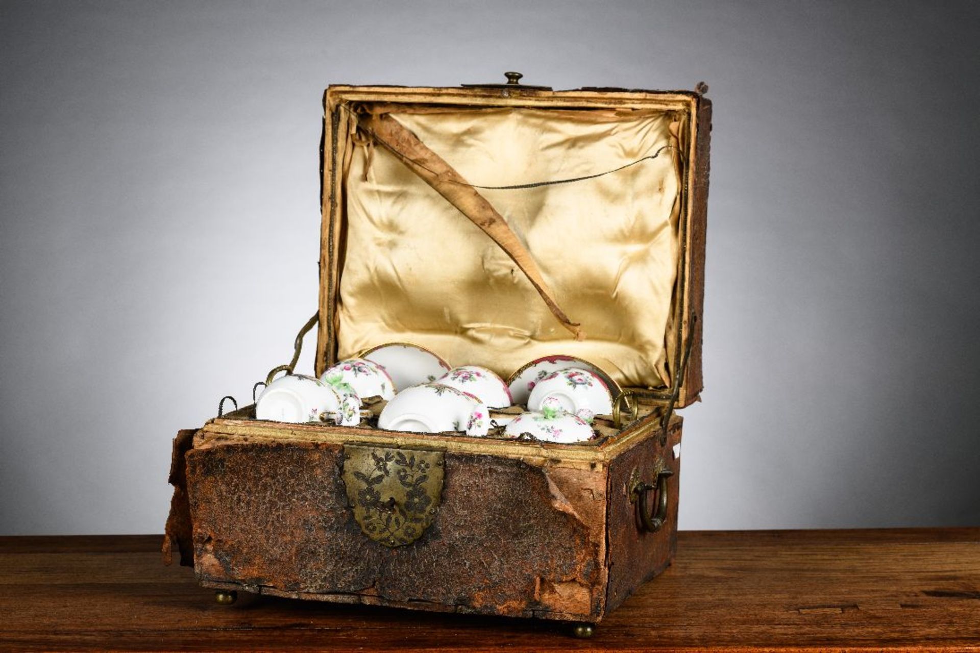 Case with a Meissen porcelain coffee set, 19th century (*)