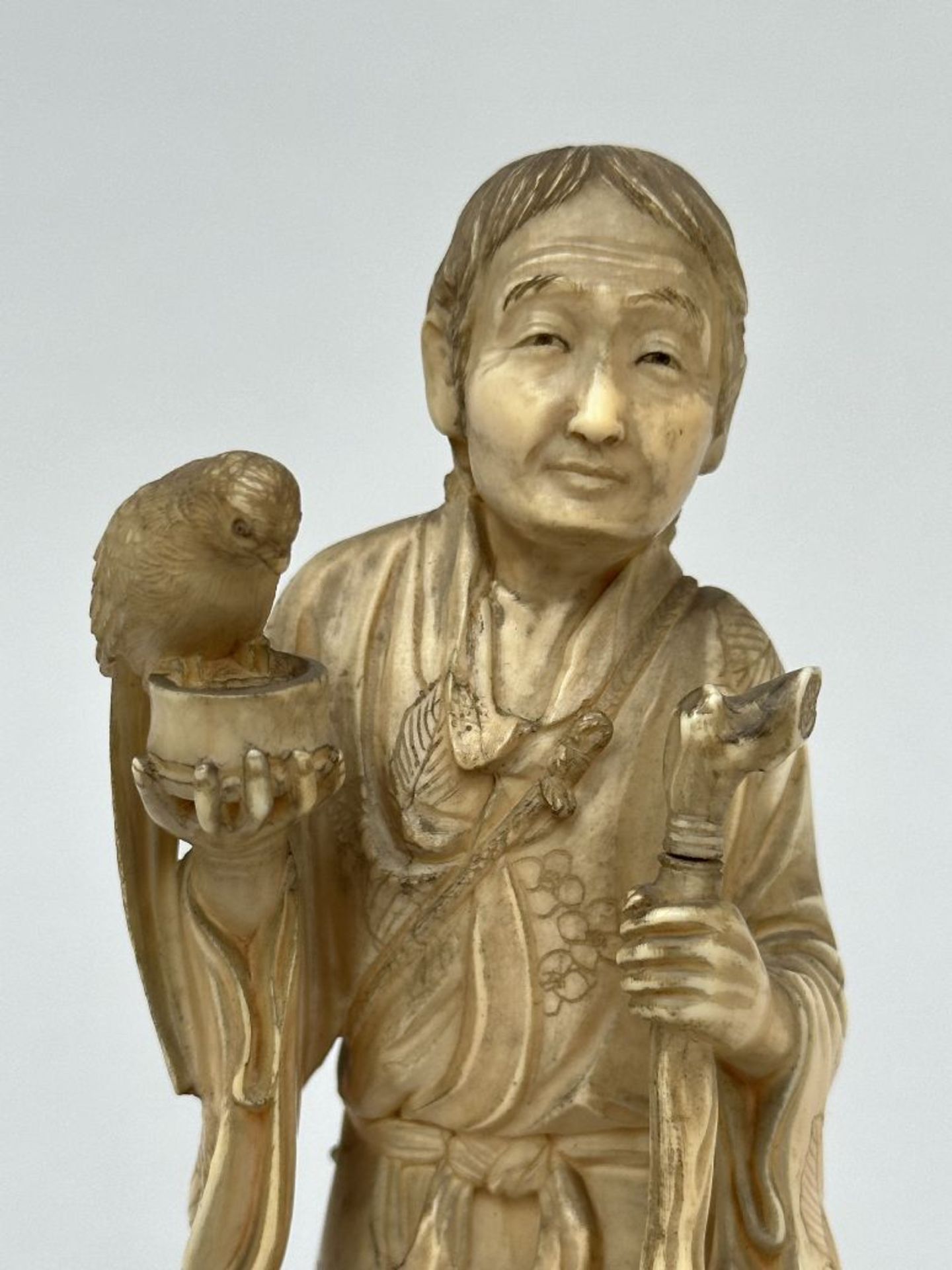 Japanese okimono 'beggar with parrot', Meiji period (signed) (*) - Image 2 of 6