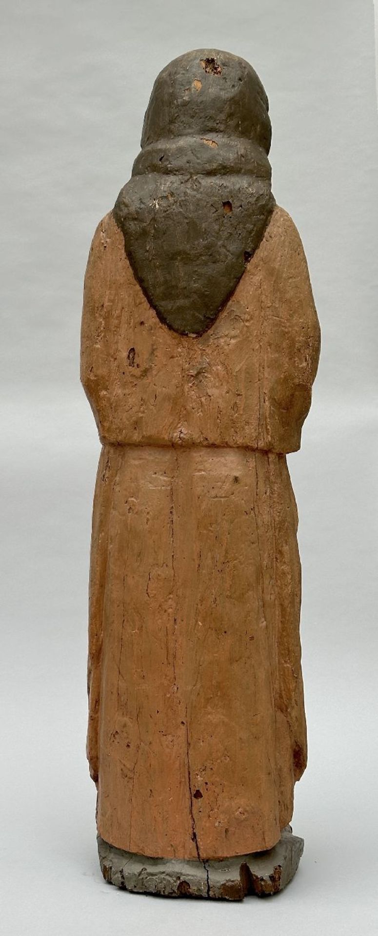 A polychrome wooden sculpture 'Saint' (*) - Image 2 of 6