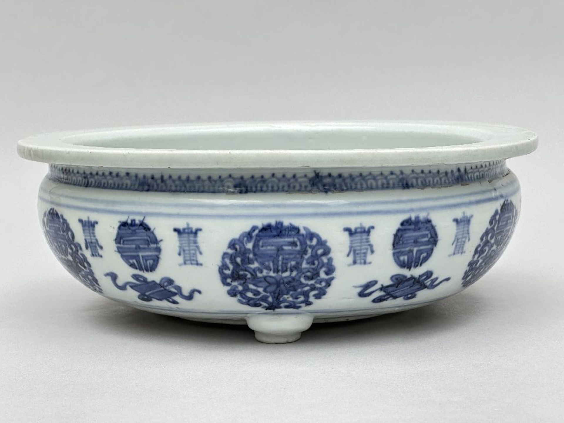 Chinese tripod incense burner in blue and white porcelain, probably 17th century - Image 8 of 9