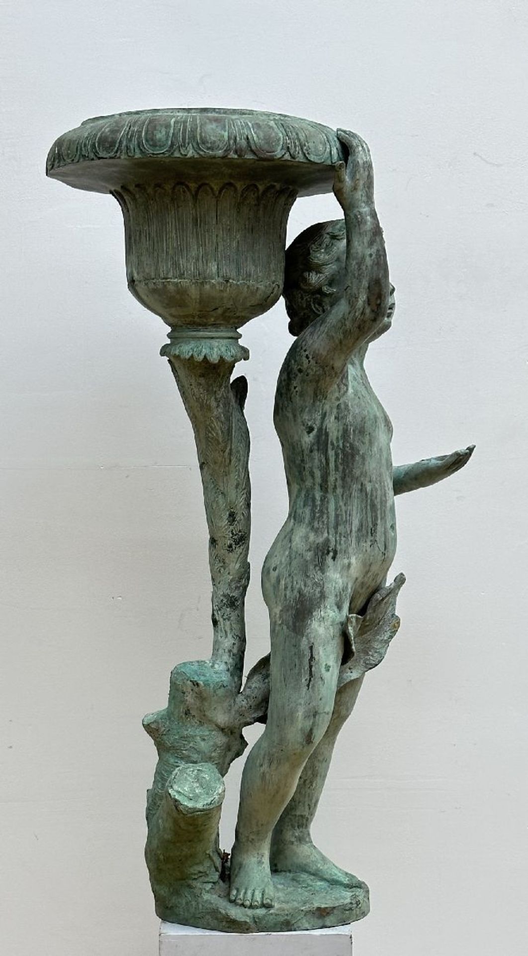 Decorative garden statue in bronze 'figure with coupe' - Image 3 of 5