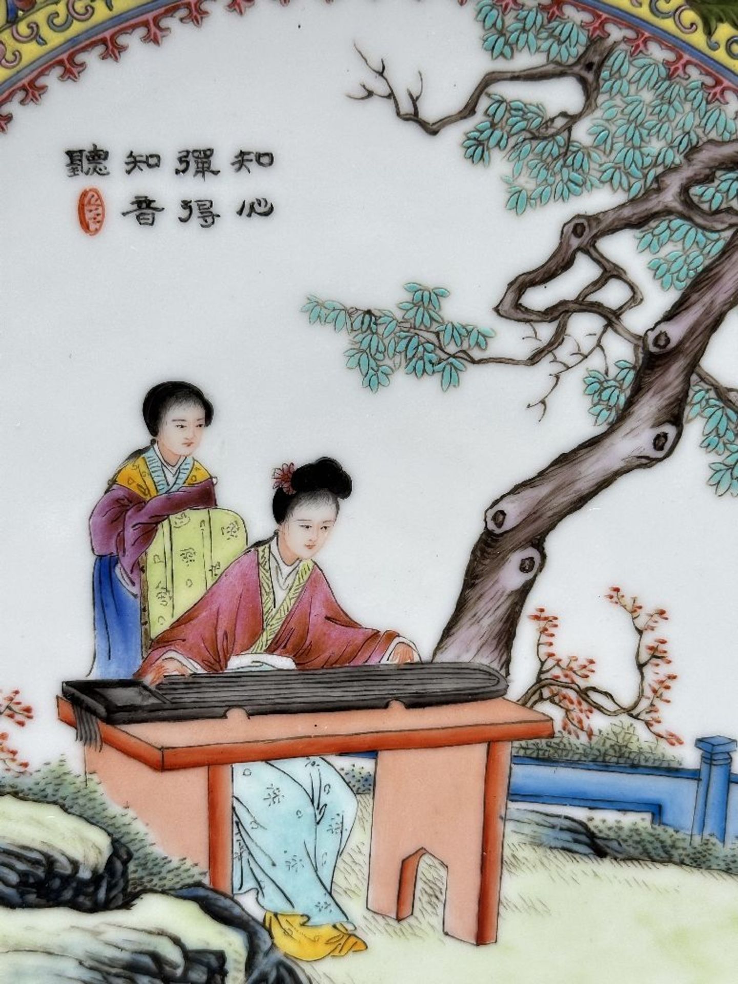 Two plates in Chinese porcelain 'ladies in the garden' - Image 3 of 4