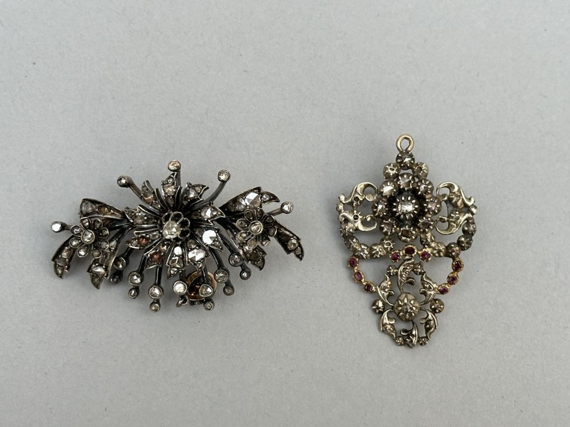 Flemish jewelry: flower brooch and pendant