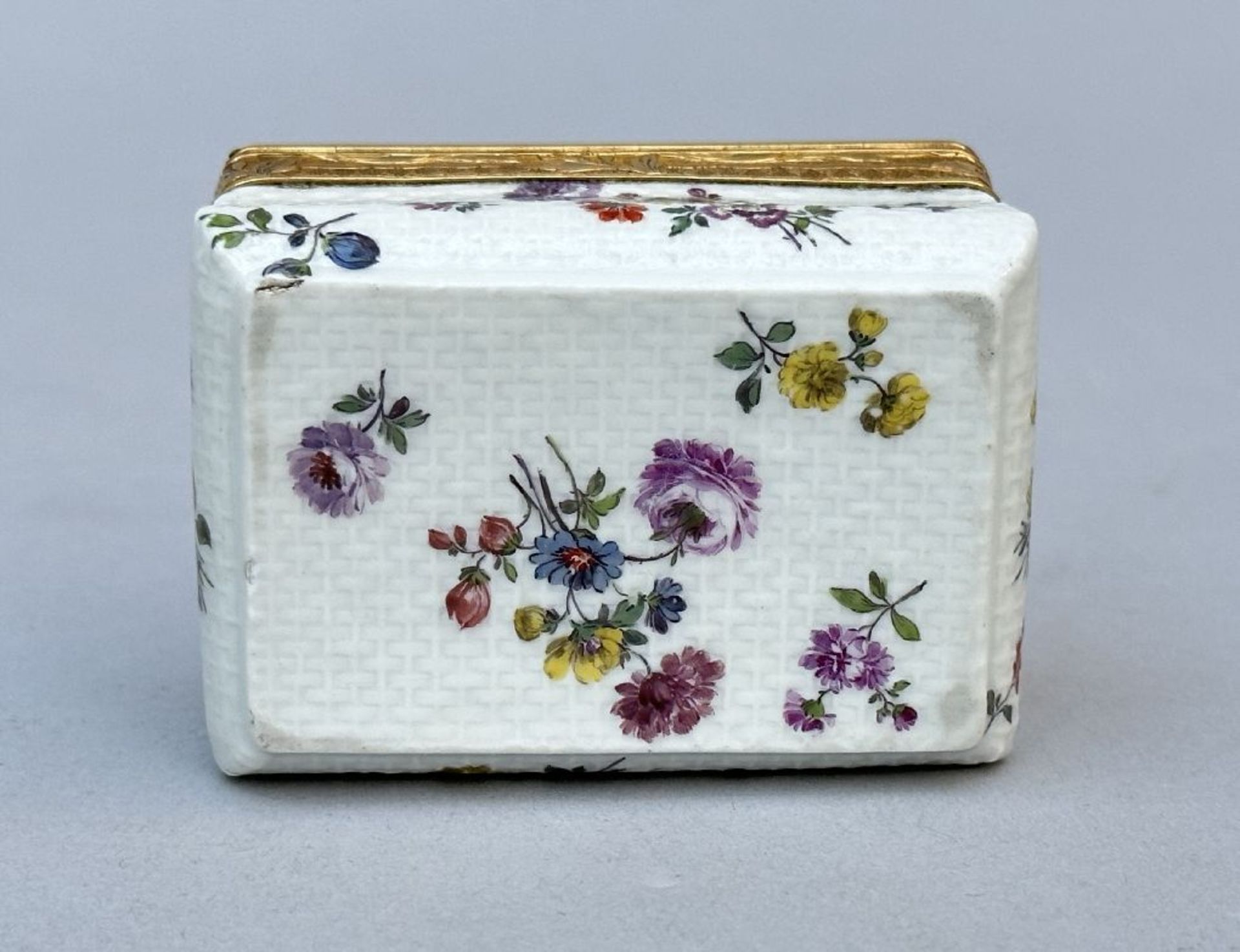 A fine snuff box in Mennecy porcelain with gold mount 'flowers', 18th century - Image 3 of 6